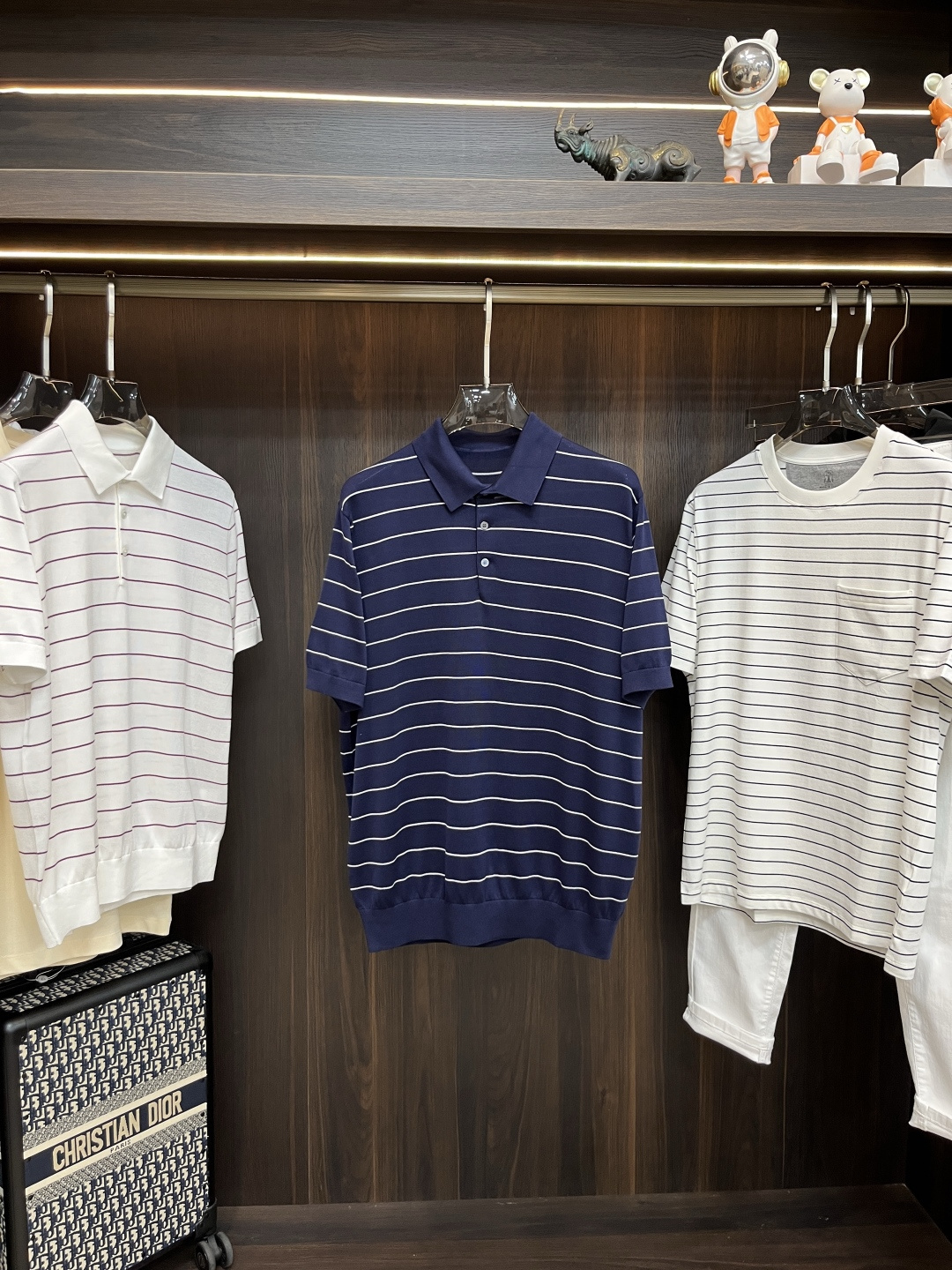 NO:461658,Mainly recommended BC25SS new imported Tennis striped polo short-sleeved sweater is made of 100 imported Tennis fabric. The striped design can better highlight the fashion temperament. The lapel design is very versatile in business and casual. It is a must-have item for men in summer. It is highly recommended!  Color red and white Blue and white Number of codes 46 48 50 52 54,,T-shirt,alexander wang19860909主推 BC25SS新款进口天丝条纹polo短袖针织衫这款采用100进口天丝面料制作而成,条纹设计更能彰显时尚气质,翻领设计商务休闲都巨百搭,是男士夏季必备单品,强烈推荐！ 颜色红间白 蓝间白 码数46 48 50 52 54,,T-shirt,alexander wang,Men's clothing