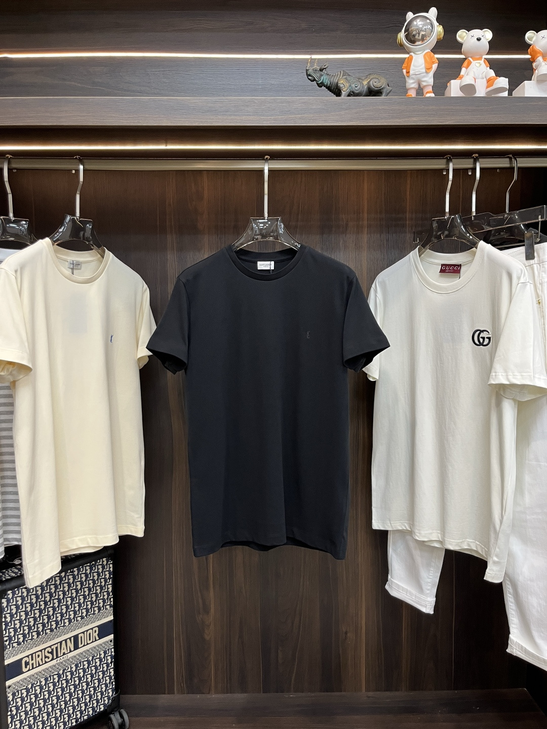 NO:461596,Mainly recommended SAlNTLAURENT25 new contrast embroidered T-shirt is made of beaded cotton fabric, with a round neck design and a contrasting LE CASSANDRE embroidered on the chest. The style is super positive, and the upper body is very fashionable. It is highly recommended!  Color apricot black gray Number S M L XL,,tees, t-shirt,alexander wang19860909主推 SAlNTLAURENT25新款撞色刺绣T恤衫这款采用珠地棉面料制作而成,圆领设计,胸部点缀撞色LE CASSANDRE刺绣.版型超正,上身非常时尚,强烈推荐！ 颜色杏色 黑色 灰色 码数S M L XL,,tees，t-shirt,alexander wang,Men's clothing