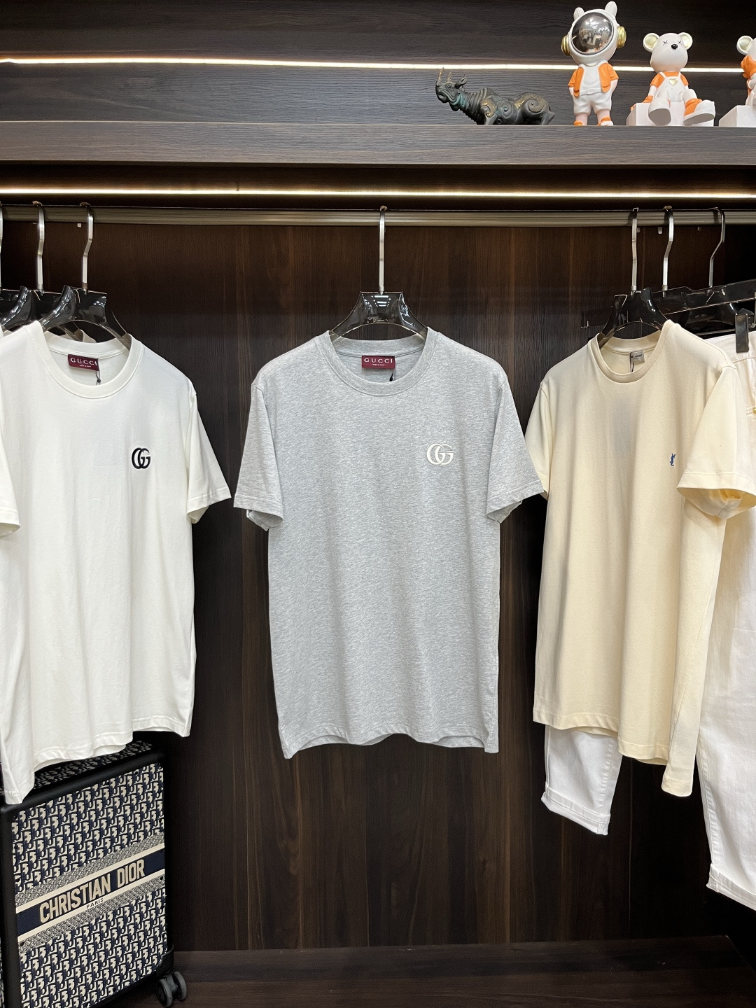 NO:461605,Mainly recommended GUCCI 25SS new double G embroidered T-shirt This T-shirt is made of cotton fabric, with double G classic embroidery on the front, adding the finishing touch to the entire T-shirt. It is a must-have versatile T-shirt in summer wardrobe, the same style as men and women, highly recommended!  Color gray white S M L XL, gucci,tees, t-shirt,alexander wang19860909主推 GUCCI 25SS新款双G刺绣T恤衫这款T恤衫采用棉质面料匠心打造,正面饰有双G经典刺绣工艺,为整款T恤衫增添点睛之笔,是夏季衣橱必备百搭T恤衫,男女同款,强烈推荐！ 颜色灰色 白色 码数S M L XL,,gucci,tees，t-shirt,alexander wang,Men's clothing