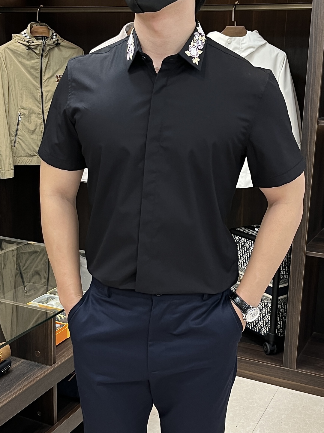 NO:468283,The main recommendation is Armani Armani. The latest men's must-have short-sleeved shirt for counter, natural cotton, comfortable and breathable, original single product, original fabric, soft and comfortable, high-end and luxurious, enough style, this shirt is proud to make you satisfied and face! Size 38-40-42-44-46-48 New H2025 model first release,,armani,armani,shirts,T-shirt,alexander wang19860909主推 Armani 阿玛尼 专柜最新款男士必备款短袖衬衫,天然棉,舒服透气,原单狠货,原版面料,柔软舒适,上身高端又奢华,足够场面的档次,这款衬衫无不骄傲的让你满意有面子! 尺码38-40-42-44-46-48 H2025新款首发,,armani,armani,shirts,T-shirt,alexander wang,Men's clothing
