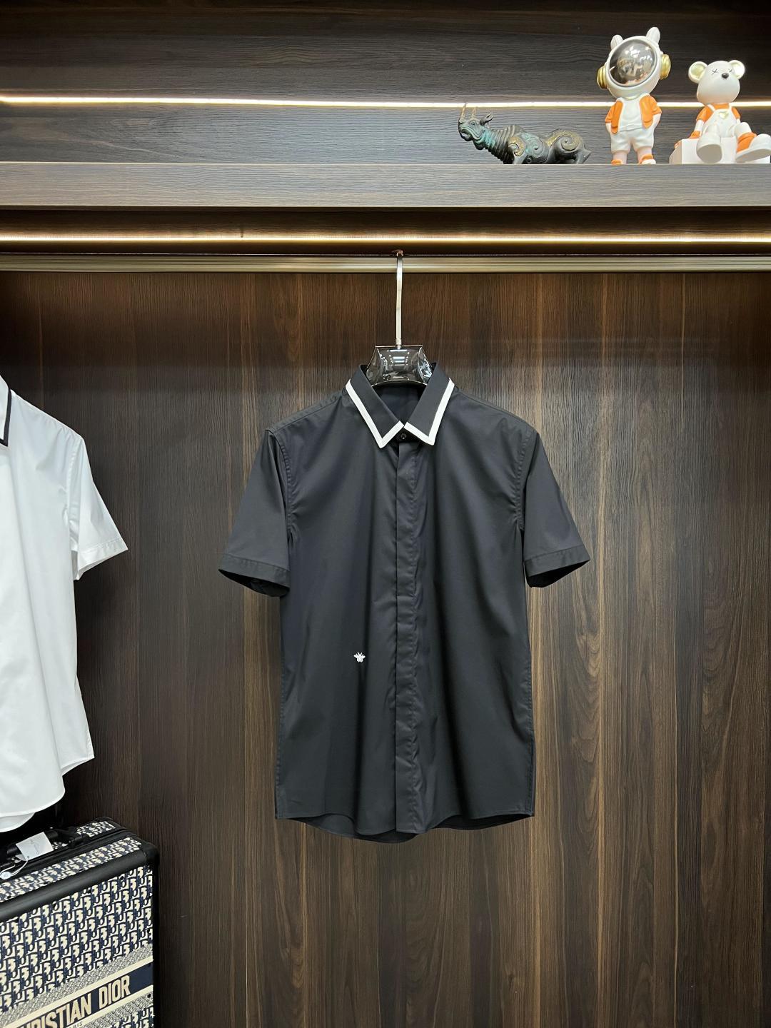 NO:461623,The main recommendation is Dior. The latest men's must-have short-sleeved shirt, natural cotton, comfortable and breathable, original single product, original fabric, soft and comfortable, high-end and luxurious, enough to have a sufficient level of scene, this shirt is proud to make you satisfied and face! Size 38-40-42-44-46-48 New H2025 model first release,,dior,dior,shirts,T-shirt,alexander wang19860909主推 Dior 迪奥 专柜最新款男士必备款短袖衬衫,天然棉,舒服透气,原单狠货,原版面料,柔软舒适,上身高端又奢华,足够场面的档次,这款衬衫无不骄傲的让你满意有面子! 尺码38-40-42-44-46-48 H2025新款首发,,dior,dior,shirts,T-shirt,alexander wang,Men's clothing