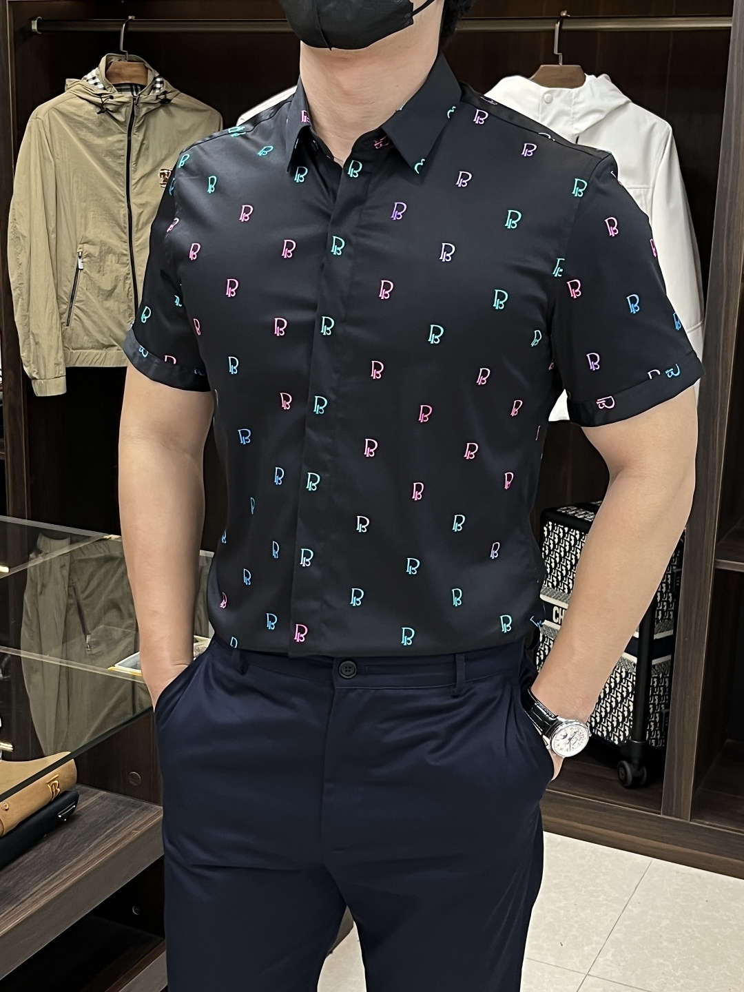 NO:468290,The main recommendation is Dior. The latest men's must-have short-sleeved shirt, natural cotton, comfortable and breathable, original single product, original fabric, soft and comfortable, high-end and luxurious, enough to have a sufficient level of scene, this shirt is proud to make you satisfied and face! Size 38-40-42-44-46-48 New H2025 model first release,,dior,dior,shirts,T-shirt,alexander wang19860909主推 Dior 迪奥 专柜最新款男士必备款短袖衬衫,天然棉,舒服透气,原单狠货,原版面料,柔软舒适,上身高端又奢华,足够场面的档次,这款衬衫无不骄傲的让你满意有面子! 尺码38-40-42-44-46-48 H2025新款首发,,dior,dior,shirts,T-shirt,alexander wang,Men's clothing