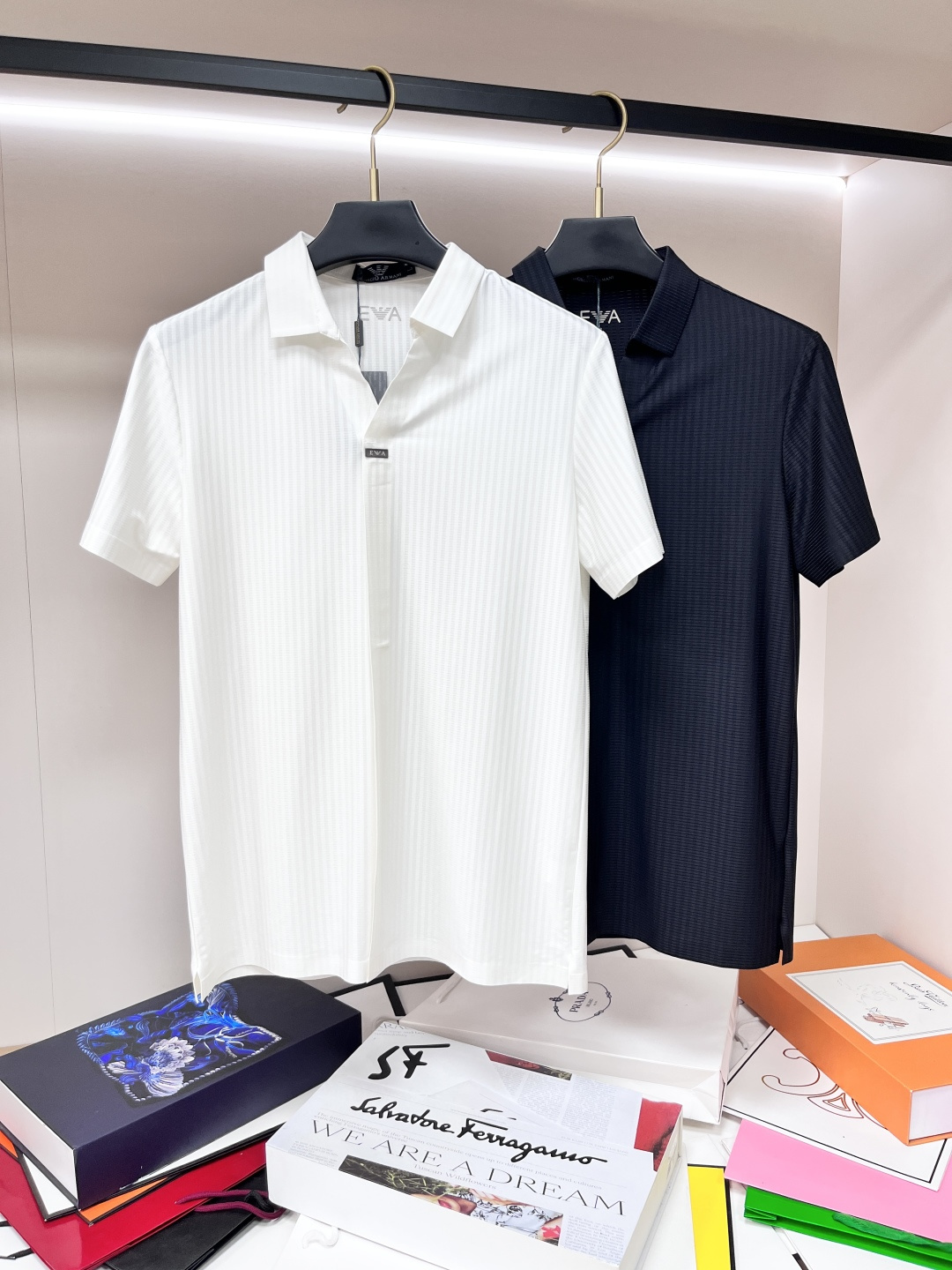 NO:464530,The main recommendation is Armani exclusively for the new autumn Armani fashion casual lapel short sleeves, high-density cotton fabric, high-end needle embroidery, high-end European version original single T-shirt, trendy and fashionable casual half-sleeved, breathable and comfortable, impeccable details, brand element design concept, reflecting high quality. It presents casual cut, and the upper body style is superb!  Code Number M-3XL H2025 new model first launch, Armani, Armani, T-shirt, tees, t-shirt, alexander wang19860909主推 Armani 独家专供秋季新款阿玛尼时尚休闲翻领短袖,高密度纯棉面料,高级密针刺绣、高端欧版原单T恤,潮流时尚休闲半袖 透气舒适度高,细节无可挑剔,品牌元素设计理念,体现高品质.呈现休闲裁剪,上身版型超赞！ 码数M-3XL H2025新款首发,,armani,armani,T-shirt,tees，t-shirt,alexander wang,Men's clothing