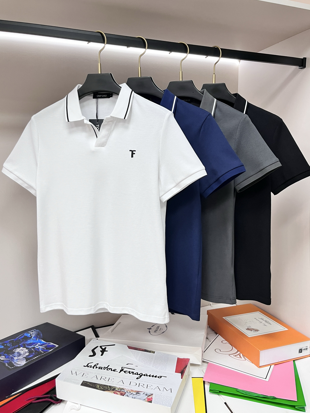 NO:464538,The main recommendation is TF exclusively for the new autumn TF fashionable casual lapel short sleeves, high-density pure cotton fabric, high-end needle embroidery, high-end European version original single T-shirt, trendy and fashionable casual half-sleeved, breathable and comfortable, impeccable details, brand element design concept, reflecting high quality. It presents casual cut, and the upper body style is superb!  Code Number M-3XL H2025 new model first release, Tom ford, T-shirt,tees, t-shirt,alexander wang19860909主推 TF 独家专供秋季新款TF时尚休闲翻领短袖,高密度纯棉面料,高级密针刺绣、高端欧版原单T恤,潮流时尚休闲半袖 透气舒适度高,细节无可挑剔,品牌元素设计理念,体现高品质.呈现休闲裁剪,上身版型超赞！ 码数M-3XL H2025新款首发,,tom ford,T-shirt,tees，t-shirt,alexander wang,Men's clothing