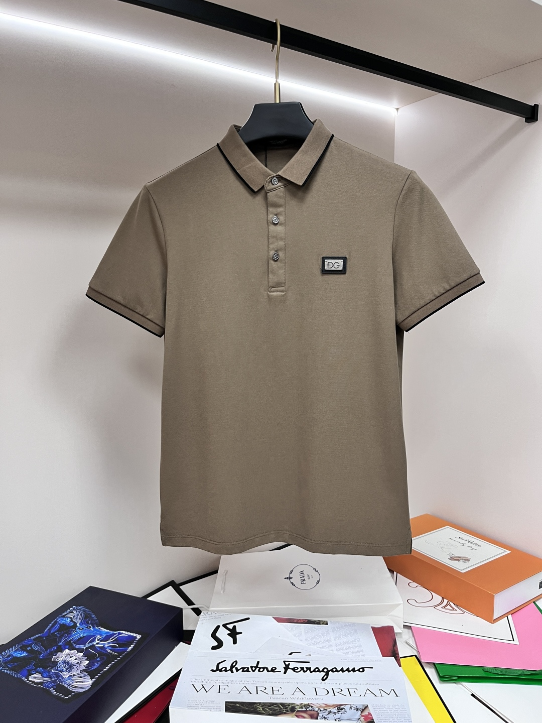 NO:464545,The main recommendation D&G is exclusively designed for the new autumn Dolce & Gabbana fashion casual lapel short sleeves, high-density cotton fabric, high-end needle embroidery, high-end European version original single T-shirt, trendy and fashionable casual half-sleeved, breathable and comfortable, impeccable details, brand element design concept, reflecting high quality. It presents casual cut, and the upper body style is superb!  M-3XL H2025 new model debut, Dolce & Gabbana, Dolce & Gabbana, T-shirt, tees, t-shirt, alexander wang19860909主推 D&G 独家专供秋季新款杜嘉班纳时尚休闲翻领短袖,高密度纯棉面料,高级密针刺绣、高端欧版原单T恤,潮流时尚休闲半袖 透气舒适度高,细节无可挑剔,品牌元素设计理念,体现高品质.呈现休闲裁剪,上身版型超赞！ 码数M-3XL H2025新款首发,,Dolce&Gabbana,Dolce&Gabbana,T-shirt,tees，t-shirt,alexander wang,Men's clothing