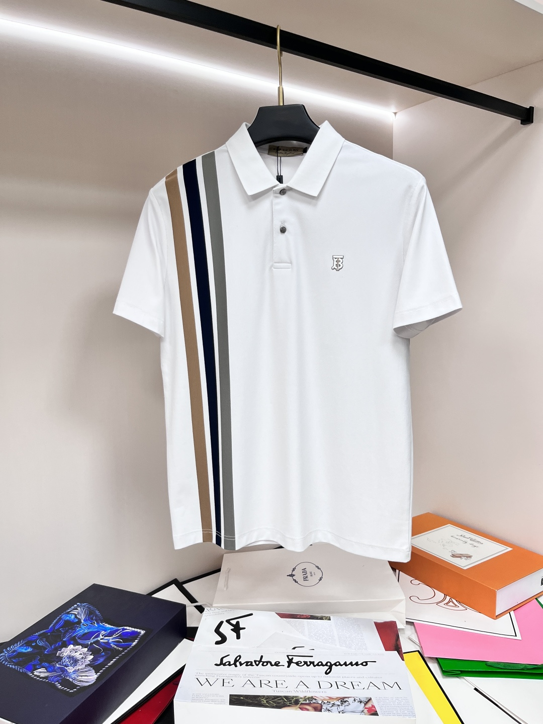 NO:464485,The main recommendation Burberry is exclusively designed for the new autumn Burberry fashion casual lapel short sleeves, high-density cotton fabric, high-end needle embroidery, high-end European version original single T-shirt, trendy and fashionable casual half-sleeved, breathable and comfortable, impeccable details, brand element design concept, reflecting high quality. It presents casual cut, and the upper body style is superb!  Code Number M-3XL H2025 new model first launch, burberry, burberry, T-shirt, tees, t-shirt, alexander wang19860909主推 Burberry 独家专供秋季新款巴宝莉时尚休闲翻领短袖,高密度纯棉面料,高级密针刺绣、高端欧版原单T恤,潮流时尚休闲半袖 透气舒适度高,细节无可挑剔,品牌元素设计理念,体现高品质.呈现休闲裁剪,上身版型超赞！ 码数M-3XL H2025新款首发,,burberry,burberry,T-shirt,tees，t-shirt,alexander wang,Men's clothing