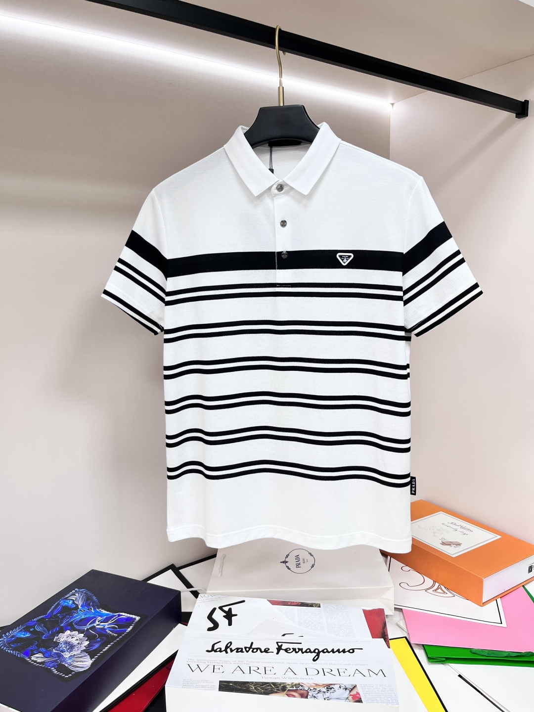 NO:464493,The main recommendation is PRADA exclusively for the new autumn Prada fashion casual lapel short sleeves, high-density cotton fabric, high-end needle embroidery, high-end European version original single T-shirt, trendy and fashionable casual half-sleeved, breathable and comfortable, impeccable details, brand element design concept, reflecting high quality. It presents casual cut, and the upper body style is superb!  Code Number M-3XL H2025 new model first release, prada, prada, T-shirt, tees, t-shirt, alexander wang19860909主推 PRADA 独家专供秋季新款普拉达时尚休闲翻领短袖,高密度纯棉面料,高级密针刺绣、高端欧版原单T恤,潮流时尚休闲半袖 透气舒适度高,细节无可挑剔,品牌元素设计理念,体现高品质.呈现休闲裁剪,上身版型超赞！ 码数M-3XL H2025新款首发,,prada,prada,T-shirt,tees，t-shirt,alexander wang,Men's clothing