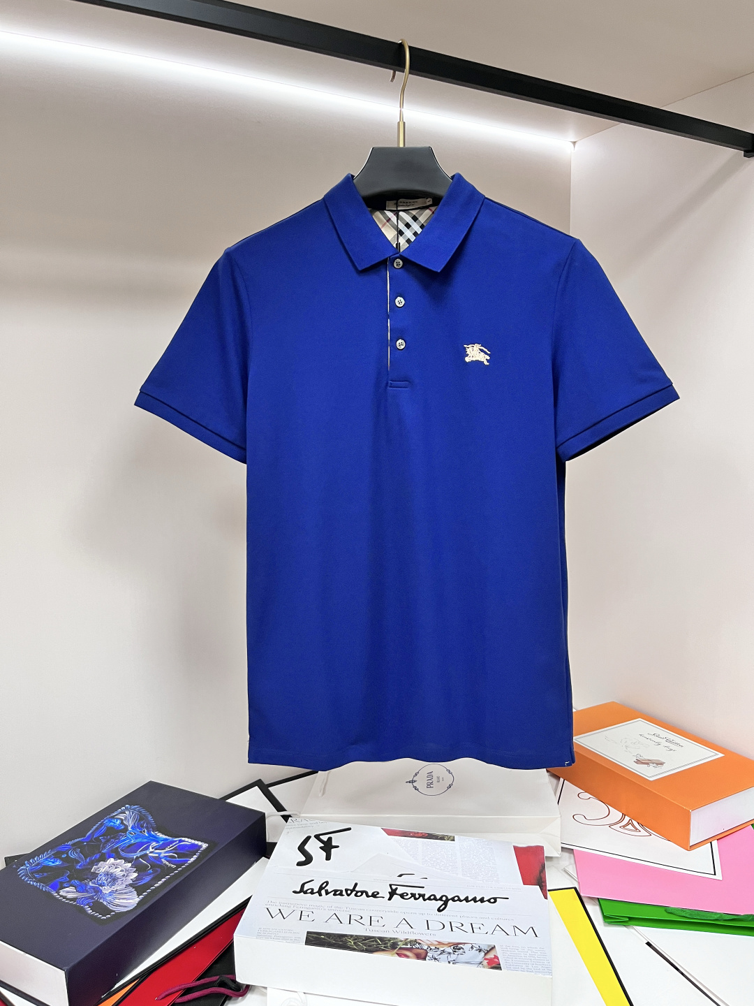 NO:464502,The main recommendation Burberry is exclusively designed for the new autumn Burberry fashion casual lapel short sleeves, high-density cotton fabric, high-end needle embroidery, high-end European version original single T-shirt, trendy and fashionable casual half-sleeved, breathable and comfortable, impeccable details, brand element design concept, reflecting high quality. It presents casual cut, and the upper body style is superb!  Code Number M-3XL H2025 new model first launch, burberry, burberry, T-shirt, tees, t-shirt, alexander wang19860909主推 Burberry 独家专供秋季新款巴宝莉时尚休闲翻领短袖,高密度纯棉面料,高级密针刺绣、高端欧版原单T恤,潮流时尚休闲半袖 透气舒适度高,细节无可挑剔,品牌元素设计理念,体现高品质.呈现休闲裁剪,上身版型超赞！ 码数M-3XL H2025新款首发,,burberry,burberry,T-shirt,tees，t-shirt,alexander wang,Men's clothing