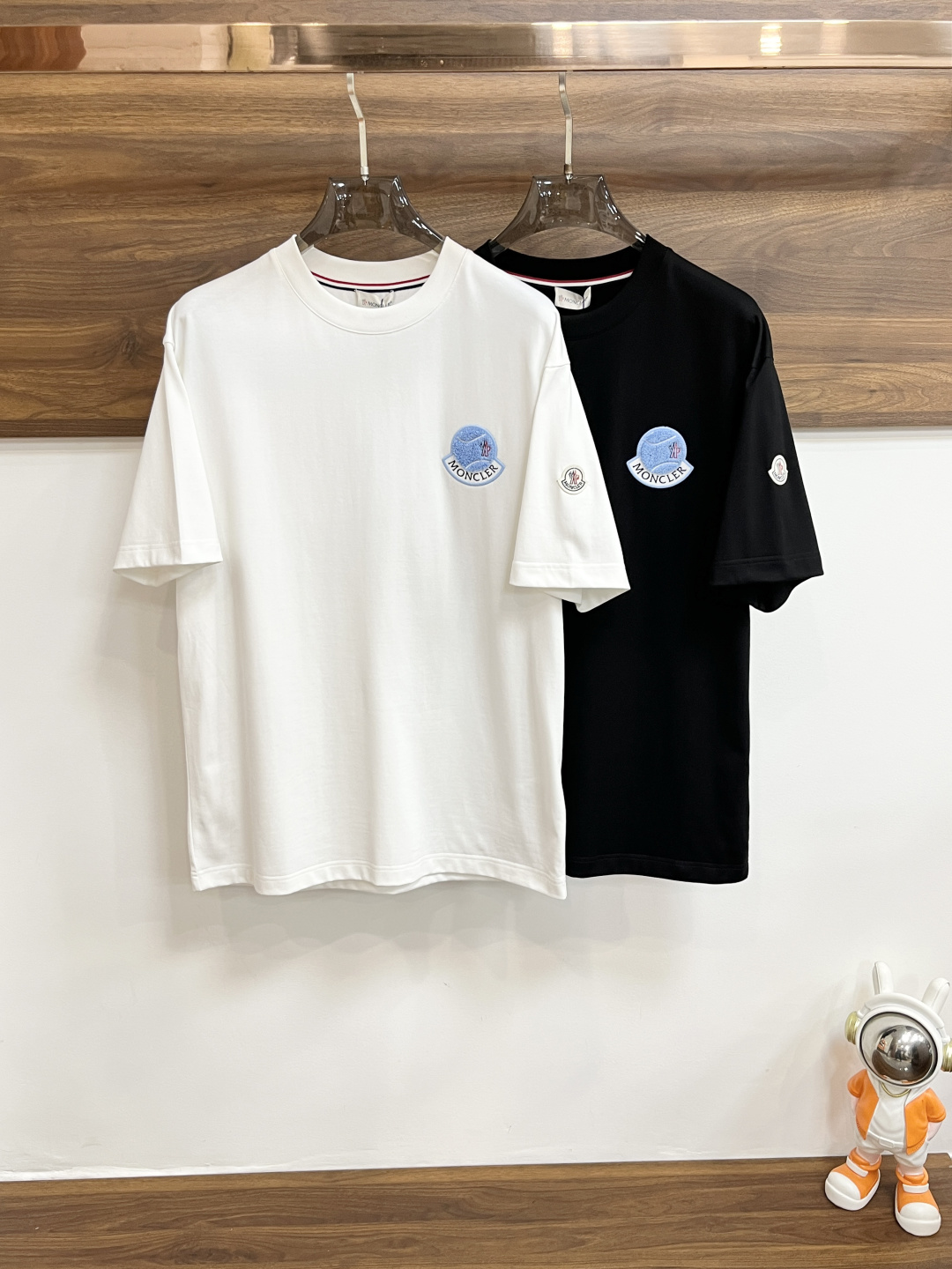 NO:464510,The main recommendation Moncler is exclusively designed for spring new styles of masked fashion casual round neck short sleeves, pure cotton fabric original single craft high-end European version original single T-shirt, trendy and fashionable casual half-sleeved, breathable and comfortable, impeccable details, brand element design concept, reflecting high quality. It presents casual cut, and the upper body style is superb!  Code Number M-3XL H2025 new model first release, Moncler, T-shirt,tees, t-shirt,alexander wang19860909主推 Moncler 独家专供春季新款蒙口时尚休闲圆领短袖,纯棉面料原单工艺高端欧版原单T恤,潮流时尚休闲半袖 透气舒适度高,细节无可挑剔,品牌元素设计理念,体现高品质.呈现休闲裁剪,上身版型超赞！ 码数M-3XL H2025新款首发,,Moncler,T-shirt,tees，t-shirt,alexander wang,Men's clothing