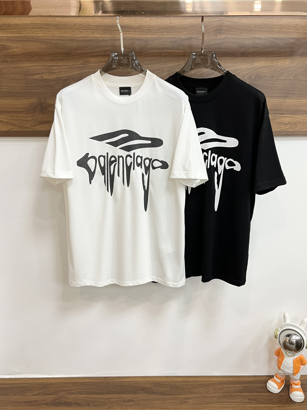 NO:464534,The main recommendation is Balencaiga, exclusively for the new spring style of Balencaiga, fashionable and casual round neck short sleeves, pure cotton fabric original single craft high-end European version original single T-shirt, trendy and fashionable and casual half-sleeved, breathable and comfortable, impeccable details, brand element design concept, reflecting high quality. It presents casual cut, and the upper body style is excellent!  Code Number M-3XL H2025 new model first release, balenciaga, balenciaga, T-shirt,tees, t-shirt,alexander wang19860909主推 Balencaiga 独家专供春季新款巴黎世家时尚休闲圆领短袖,纯棉面料原单工艺高端欧版原单T恤,潮流时尚休闲半袖 透气舒适度高,细节无可挑剔,品牌元素设计理念,体现高品质.呈现休闲裁剪,上身版型超赞！ 码数M-3XL H2025新款首发,,balenciaga,balenciaga,T-shirt,tees，t-shirt,alexander wang,Men's clothing