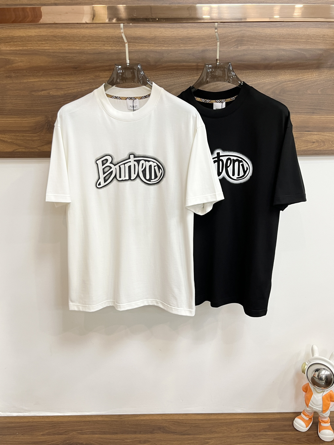 NO:464541,The main recommendation Burberry is exclusively designed for the new spring Burberry fashion casual round neck short sleeves, pure cotton fabric original single craft high-end European version original single T-shirt, trendy and fashionable casual half-sleeved, breathable and comfortable, impeccable details, brand element design concept, reflecting high quality. It presents casual cut, and the upper body style is superb!  Code Number M-3XL H2025 new model first launch, burberry, burberry, T-shirt, tees, t-shirt, alexander wang19860909主推 Burberry 独家专供春季新款巴宝莉时尚休闲圆领短袖,纯棉面料原单工艺高端欧版原单T恤,潮流时尚休闲半袖 透气舒适度高,细节无可挑剔,品牌元素设计理念,体现高品质.呈现休闲裁剪,上身版型超赞！ 码数M-3XL H2025新款首发,,burberry,burberry,T-shirt,tees，t-shirt,alexander wang,Men's clothing