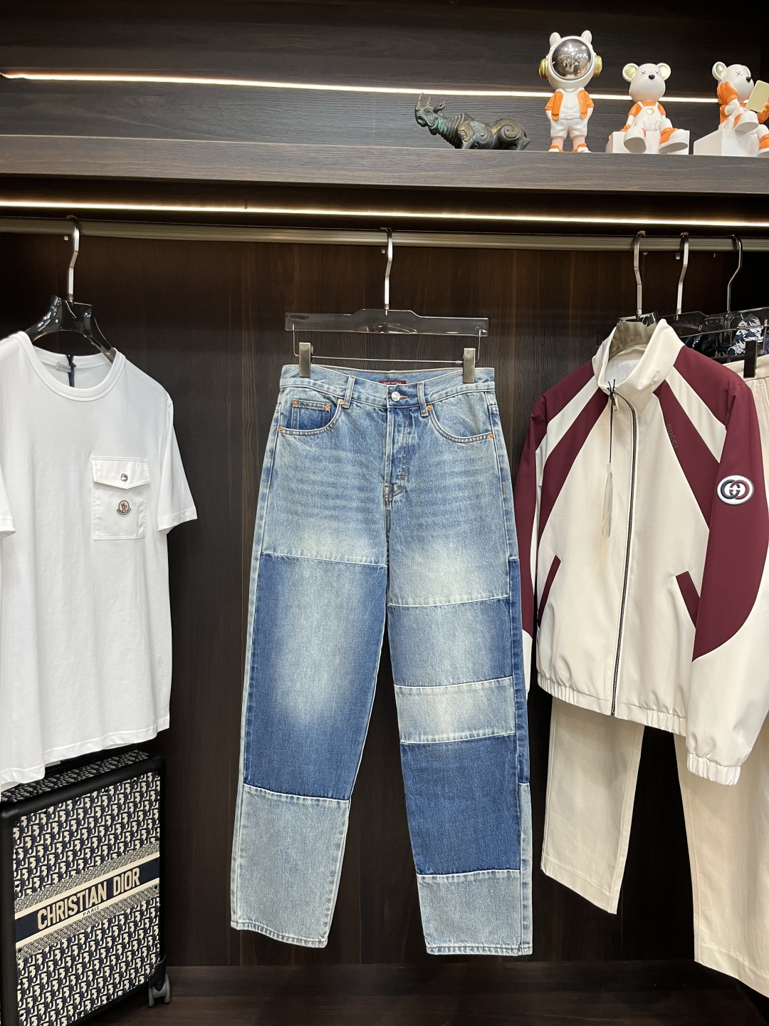 NO:451584,The main recommendation is GUCCI 25SS new spliced ​​loose-cut cotton denim jeans. This jeans are made of light blue and blue bleached graphite cotton denim fabric. The original version is developed 1:1, metal hardware buttons and closure, and the back waist is decorated with G-home classic leather brand. It is a Gcuu series of ingenious stripes, anchor patterns and brand logos. It uses marine style design to add a touch to the casual silhouette to create an ideal Shanghai style outfit item. The implicit and restrained Gucci embossed logo makes this item more complete. The style is very novel and unique, highly recommended!  The same top is expected to be launched in 10 days!  Count 30 31 32 33 34 36, gucci,gucci,jeans,alexander wang19860909主推 GUCCI 25SS新款拼接宽松剪裁棉质丹宁牛仔裤,这款牛仔裤采用浅蓝色和蓝色漂白石墨水棉质丹宁面料匠心打造而成,原版1:1开发,金属五金纽扣开合,后腰处饰有g家经典皮牌,是gcuu系列匠心融蕴条纹、船锚图案和品牌标识,以海洋风设计为休闲廓形添姿加彩,缔造理想海派穿搭单品,含蓄内敛的Gucci压花标识令这件单品更臻完满.款式非常新颖别致,强烈推荐！同款上衣预计10天后上新！ 码数30 31 32 33 34 36,,gucci,gucci,jeans,alexander wang,Men's clothing