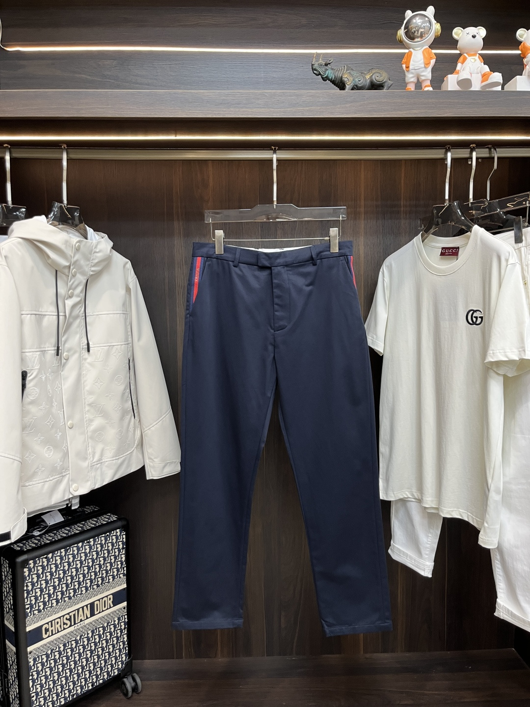 NO:451588,The main recommendation is GUCCI 25 new webbing cotton gadden trousers, and Gucci classic brand elements continue to be renovated in the new season. This standard-style trousers are made of cotton gadden craftsmanship. The side oblique pockets are paired with Gucci webbing and GUCC metal exclusive logo inlay, which doubles the charm of this trousers and creates a new product for the new season's outfit. It is highly recommended!  Color Khaki Royal Blue Number of 46 48 50 52 54 56, gucci,alexander wang19860909主推 GUCCI 25新款饰织带棉布华达呢长裤,Gucci经典品牌元素在新季继续焕新演绎.这款标准版型的长裤以棉质华达呢匠心打造.侧面斜插口袋搭配Gucci织带及GUCC 金属独家标志镶饰,令这款长裤魅力倍增,打造新季穿搭醒目新品,强烈推荐！ 颜色卡其 宝蓝色 码数46 48 50 52 54 56,,gucci,alexander wang,Men's clothing