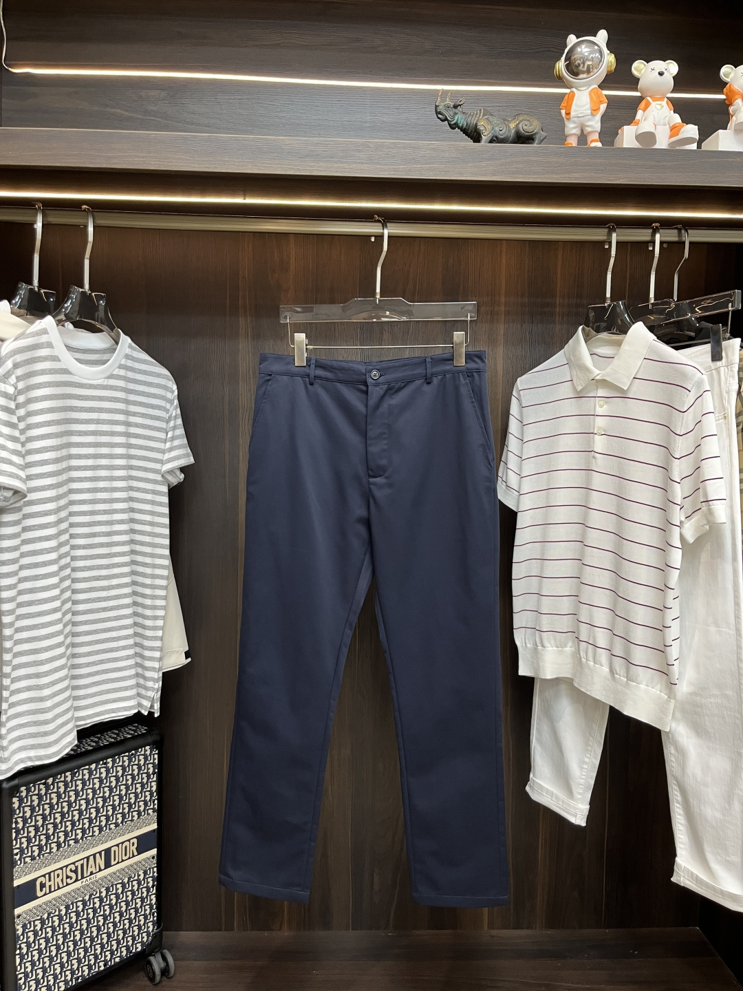 NO:451592,The main recommendation is Burberry 25SS new work trousers, this one is made of Italian worsted cotton fabric. It is embroidered with the same color Equestrian Knight logo (EKD) embroidery, presenting a regular style. Buttons and zippered plackets, side insert pockets, squid back pockets, and the back pocket is decorated with Equestrian Knight logo (EKD) embroidery. The style is novel and unique, highly recommended!  Color Khaki Royal Blue Number of 44 46 48 50 52 54,,burberry,alexander wang19860909主推 Burberry 25SS新款工装长裤,这款选用意大利精纺棉质面料打造.点缀同色系马术骑士徽标(EKD)刺绣,呈现常规版型.纽扣与拉链门襟,侧插袋,贴边后袋,后袋饰有马术骑士徽标(EKD)刺绣,款式新颖别致,强烈推荐！ 颜色卡其 宝蓝 码数44 46 48 50 52 54,,burberry,alexander wang,Men's clothing