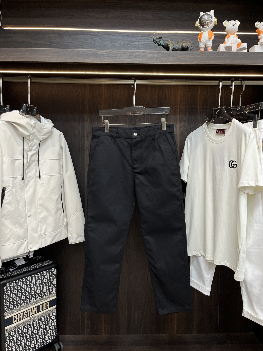 NO:451595,The main recommendation is Gucci 25SS new heavy cotton canvas trousers, which present a new style with exquisite fabrics. These trousers are ingeniously crafted by black heavy cotton canvas, with Gucci interlocking double G pattern and webbing labels embellished on the back pocket, with contrasting GG canvas details. Highly recommended!  Number of codes 44 46 48 50 52 54, gucci,alexander wang19860909主推 Gucci 25SS新款重磅棉质帆布长裤,以精致面料呈现全新款型.这款长裤以黑色重磅棉质帆布匠心打造,后袋上缀饰Gucci互扣式双G图案和织带标签,配以撞色GG帆布细节.强烈推荐！ 码数44 46 48 50 52 54,,gucci,alexander wang,Men's clothing