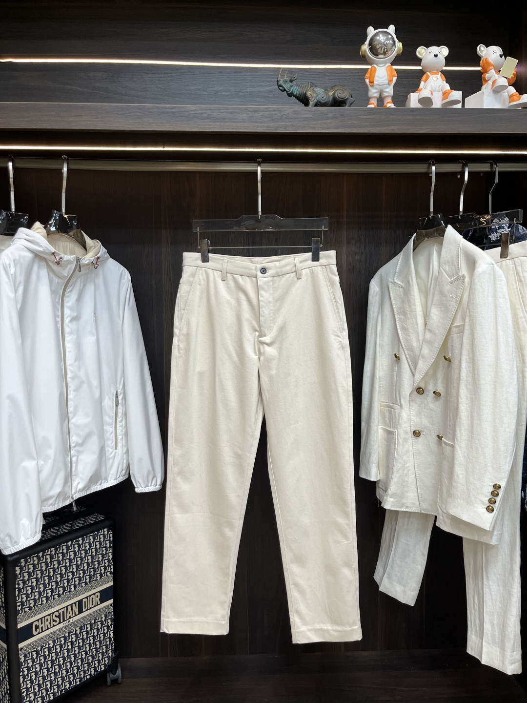 NO:451601,The main recommendation is the new LSS Harper trousers. These trousers are made of pure cotton fabric, straight cut, vertical pockets on the front side, squid pockets on the back, zippered closures, and horny buttons. The upper body effect is very comfortable and handsome. It is one of the must-haves for men's casual items. It is highly recommended!  Number of codes 46 48 50 52 54 56 58,,alexander wang19860909主推 LSS新款Harper长裤,这款长裤采用纯棉面料制作而成,直筒剪裁,正面侧方设有竖口袋,背面贴边口袋,拉链开合,配有角质纽扣,上身效果非常舒适帅气,是男士休闲单品的必备之一,强烈推荐！ 码数46 48 50 52 54 56 58,,alexander wang,Men's clothing