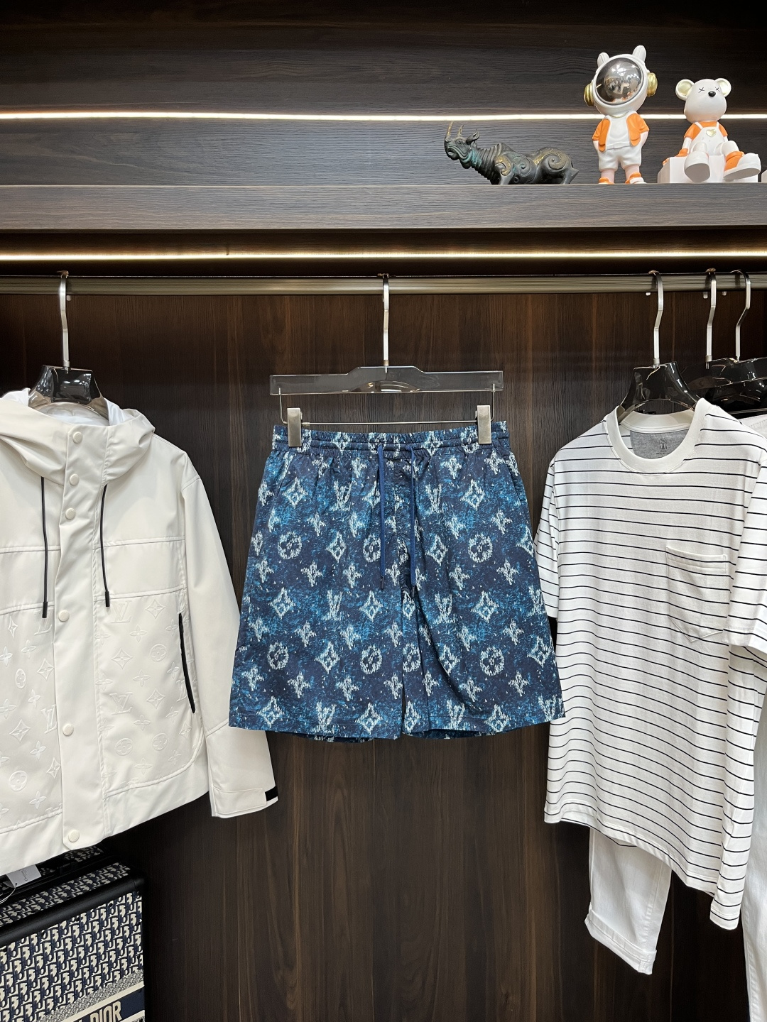 NO:451604,The main recommendation is the new Lv 25SS MONOGRAM printed beach shorts, the source of inspiration for Regatta prints, and the beach shorts are told through this style. Above the surging texture, the sailing boats are cleverly gathered into a full Monogram pattern. They can be matched with the same item to create a poolside look. Highly recommended!  S M L XL, louis vuitton, shorts, alexander wang19860909主推 Lv 25SS新款MONOGRAM 印花沙滩短裤,Regatta 印花的灵感来源,借由此款沙滩短裤娓娓道来.波涛翻涌的纹理之上,航行的小船巧妙汇聚成全幅Monogram图案.可搭配同款单品,打造瞩目池畔造型.强烈推荐！ 码数S M L XL,,louis vuitton,shorts,alexander wang,Men's clothing