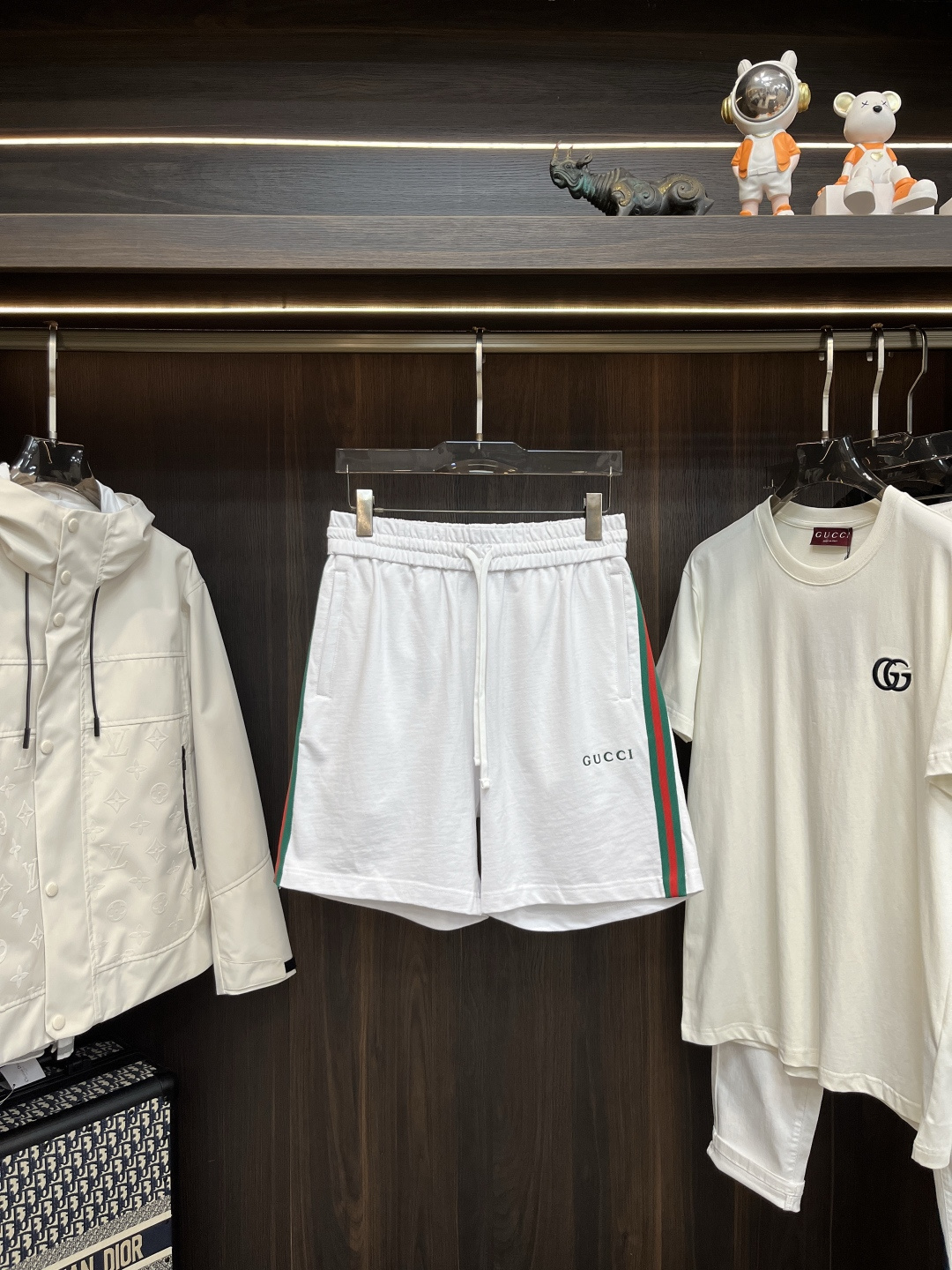 NO:451610,The main recommendation is GUCCI 25SS new casual shorts. This shorts have a two-zipper insertion bag design, with G home classic red and green webbing on the sides, and also embroidered with GUCC home English letter embroidery craftsmanship, elastic drawstring waist design, comfortable and novel style, suitable for casual summer outfits, highly recommended!  Count 46 48 50 52, gucci, chanel, gucci, shorts, alexander wang19860909主推 GUCCI 25SS新款休闲短裤,这款短裤两拉链插袋设计,侧边饰有G家经典红绿织带,同时还绣有GUCC家英文字母绣花工艺,松紧抽绳腰头设计,版型舒适新颖,适合夏季休闲穿搭,强烈推荐！ 码数46 48 50 52,,gucci,chanel,gucci,shorts,alexander wang,Men's clothing