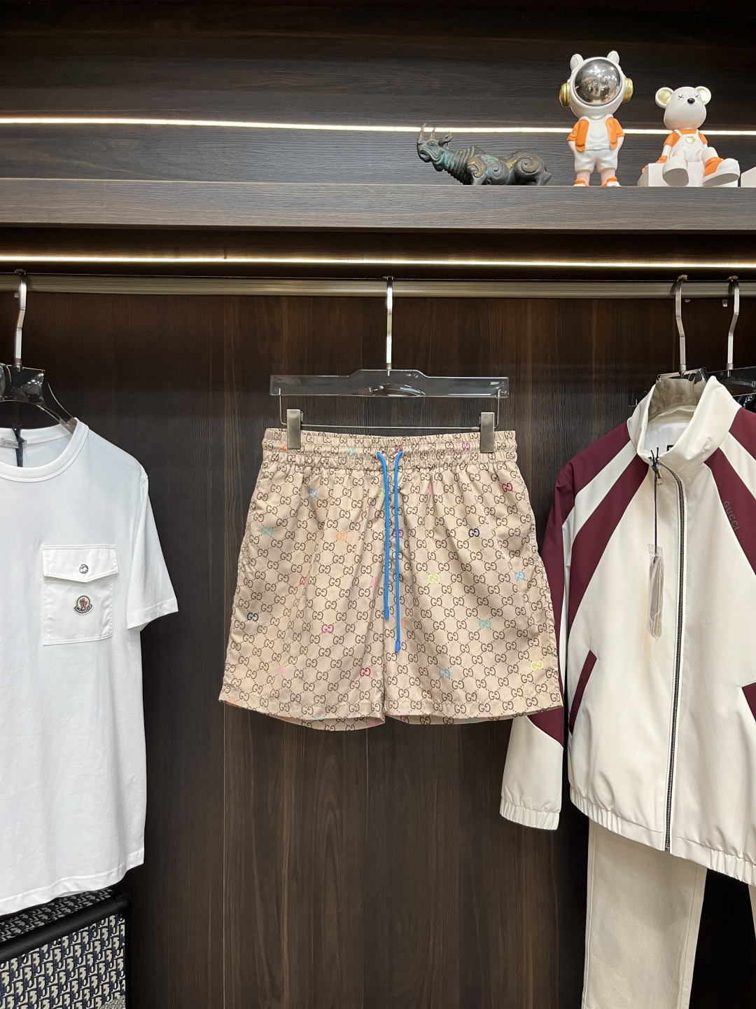 NO:451615,The main recommendation is GUCCI 25SS new GG jacquard printing technology poplin swimming shorts. These swimming shorts are made of beige and dark brown technology poplin, and are ingeniously embellished with the whole GG printing. The elastic drawstring waist, the back patch pocket, and the blue drawstring can better highlight the coolness and pleasant summer. It is also paired with a storage bag, which is convenient for travel. The style is very novel and unique. It is a must-have item for summer wardrobe. It is highly recommended!  Count 46 48 50 52, gucci, shorts, alexander wang19860909主推 GUCCI 25SS新款GG提花印花科技府绸游泳短裤,这款游泳短裤以米色和深棕色科技府绸打造,匠心缀饰通体GG印花.松紧抽绳腰头,后贴袋,采用蓝色抽绳搭配,更能凸显夏季凉爽宜人,同时还搭配收纳袋,方便出行,款式非常新颖独特,是夏季衣橱必备单品,强烈推荐！ 码数46 48 50 52,,gucci,shorts,alexander wang,Men's clothing