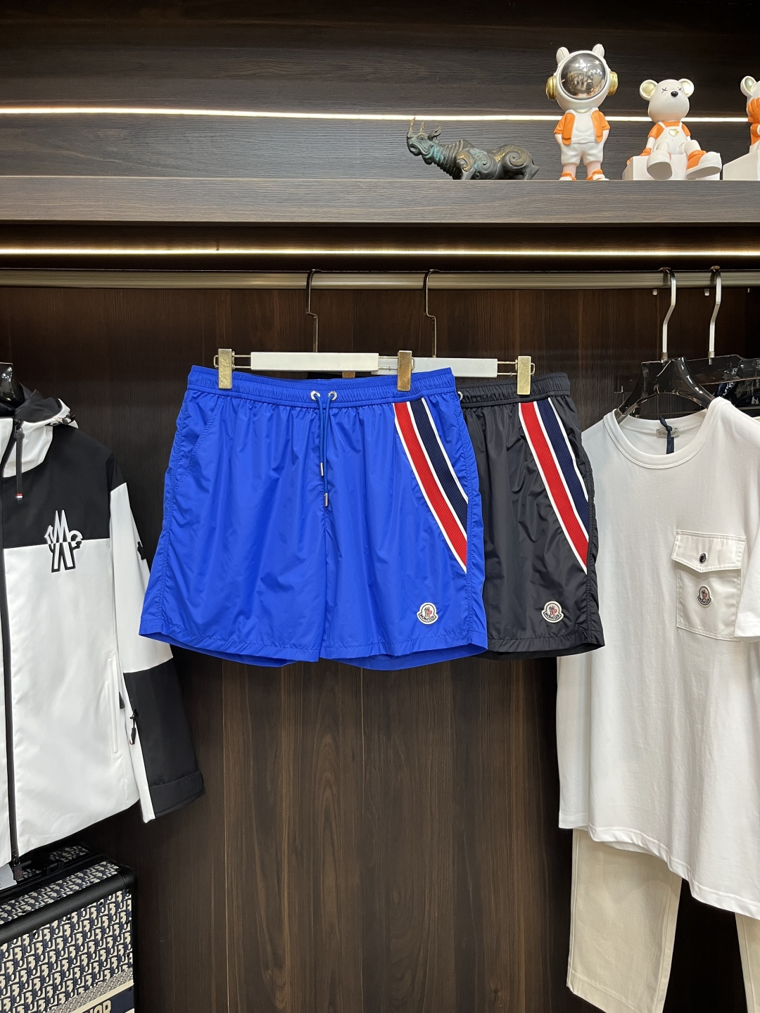 NO:451620,The main recommendation is Moncler 25SS new webbing shorts. These shorts are made of recycled fabrics. The side pockets are decorated with classic red and blue webbing. The elastic waist is paired with rubber drawstrings. The original metal hardware is 1:1 and is engraved with Mengjia English letters. It is also decorated with Mengjia exclusive seal logo. The upper body is very handsome and upscale. It is a magic weapon for men's summer swimming trunks and daily wear. It is highly recommended!  Color royal blue Color blue S M L XL, shorts, alexander wang19860909主推 Moncler 25SS新款织带式短裤,这款短裤采用再生面料制作而成,侧口袋饰有红蓝式经典织带,松紧腰头搭配有橡筋抽绳,金属五金原版1:1开发刻有蒙家英文字母,同时还饰有蒙家独家章仔标识,上身非常帅气上档次,是男士夏季泳裤及日常穿搭神器,强烈推荐！ 颜色宝蓝色 彩蓝 码数S M L XL,,shorts,alexander wang,Men's clothing