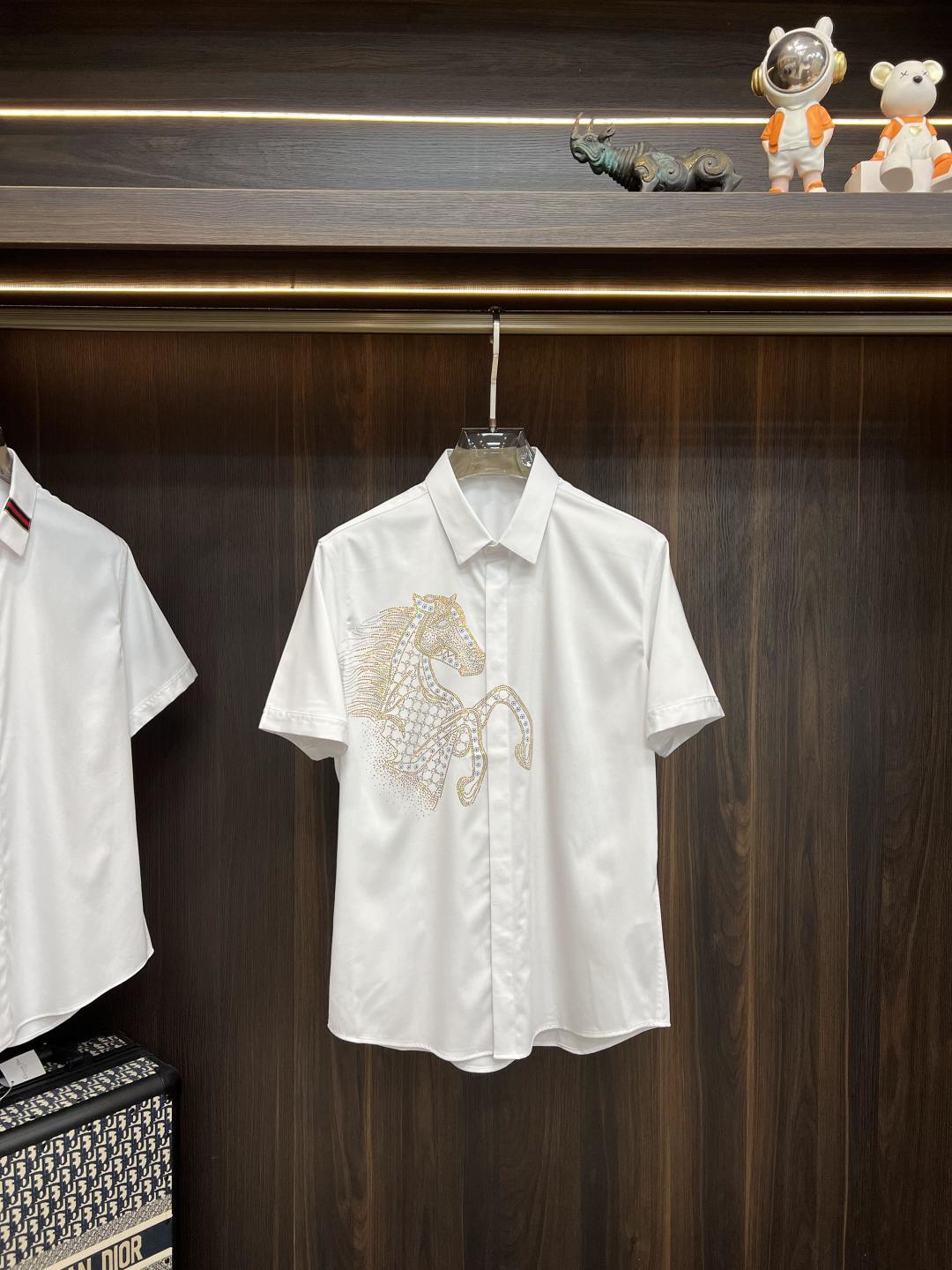 NO:451587,The main recommendation Hermes counter is the latest men's must-have short-sleeved shirt, natural cotton, comfortable and breathable, original single product, original fabric, soft and comfortable, high-end and luxurious, enough style, this shirt is proud to make you satisfied and face! Size 38-40-42-44-46-48 New H2025 model first release, hermes, hermes, shirts, T-shirt, alexander wang19860909主推 Hermes 爱马仕 专柜最新款男士必备款短袖衬衫,天然棉,舒服透气,原单狠货,原版面料,柔软舒适,上身高端又奢华,足够场面的档次,这款衬衫无不骄傲的让你满意有面子! 尺码38-40-42-44-46-48 H2025新款首发,,hermes,hermes,shirts,T-shirt,alexander wang,Men's clothing