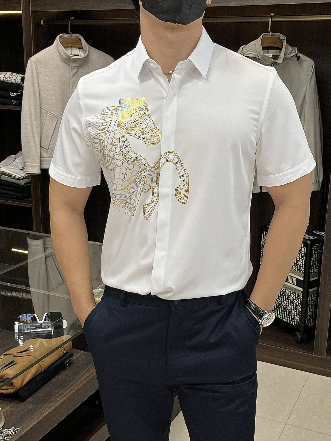 NO:566978,We mainly recommend the latest men's essential short-sleeved shirts at the Hermes counter, natural cotton, comfortable and breathable, original goods, original fabrics, soft and comfortable, the upper body is high-end and luxurious, enough for the scene, this shirt is proud to make you satisfied and decent! Size 38-40-42-44-46-48 H2025 new release,, hermes, hermes, shirts, T-shirt, alexander wang19860909主推 Hermes 爱马仕 专柜最新款男士必备款短袖衬衫,天然棉,舒服透气,原单狠货,原版面料,柔软舒适,上身高端又奢华,足够场面的档次,这款衬衫无不骄傲的让你满意有面子! 尺码38-40-42-44-46-48 H2025新款首发,,hermes,hermes,shirts,T-shirt,alexander wang,Men's clothing