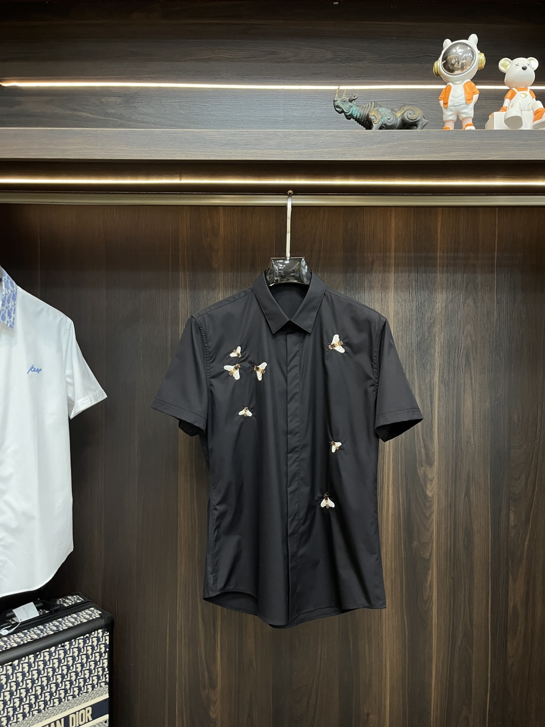 NO:458960,The main recommendation is Dior. The latest men's must-have short-sleeved shirt, natural cotton, comfortable and breathable, original single product, original fabric, soft and comfortable, high-end and luxurious, enough to have a sufficient level of scene, this shirt is proud to make you satisfied and face! Size 38-40-42-44-46-48 New H2025 model first release,,dior,dior,shirts,T-shirt,alexander wang19860909主推 Dior 迪奥 专柜最新款男士必备款短袖衬衫,天然棉,舒服透气,原单狠货,原版面料,柔软舒适,上身高端又奢华,足够场面的档次,这款衬衫无不骄傲的让你满意有面子! 尺码38-40-42-44-46-48 H2025新款首发,,dior,dior,shirts,T-shirt,alexander wang,Men's clothing