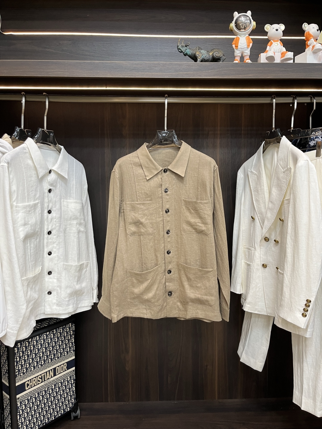 NO:455711,The main recommendation is the new linen pocket shirt of BC25SS. This shirt is made of linen fabric, with button-type opening and closing, with 4 large pockets, which can be worn alone or layered to achieve one and two wears. It is simple and atmospheric, and the top of the thread is very comfortable, highly recommended!  Color gray and white Coffee white S M L XL 2XL,,shirts,alexander wang19860909主推 BC25SS新款亚麻口袋式衬衫,这款衬衫采用亚麻面料制作而成,纽扣式开合,设有4个大口袋,即可单穿又可叠穿实现一衣两穿,简约又大气,麻料上身非常舒适,强烈推荐！ 颜色灰白 咖色 白色 码数S M L XL 2XL,,shirts,alexander wang,Men's clothing