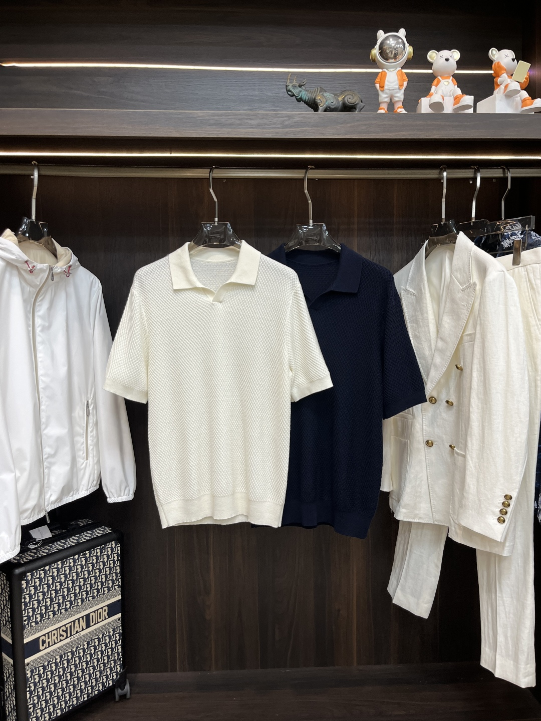 NO:455715,The main recommendation is Zegna's new pREMIUM COTTON cotton polo shirt. This one is made of Premium cotton yarn and is refined with only long cotton fibers. It has a V-neck design. It is very handsome on the upper body, and it has both toughness, softness and durability, which can give a luxurious texture to daily styling. Highly recommended!  Color off-white royal blue number 46 48 50 52 54,,miumiu,alexander wang19860909主推 Zegna 新款pREMIUM COTTON棉质polo衫,这款采用Premium 棉质纱线仅甄选长棉纤维精制而成,V领设计,上身非常帅气,且兼具强韧性、柔软性和耐用性,能够为日常造型赋予奢华质感.强烈推荐！ 颜色米白色 宝蓝色 码数46 48 50 52 54,,miumiu,alexander wang,Men's clothing