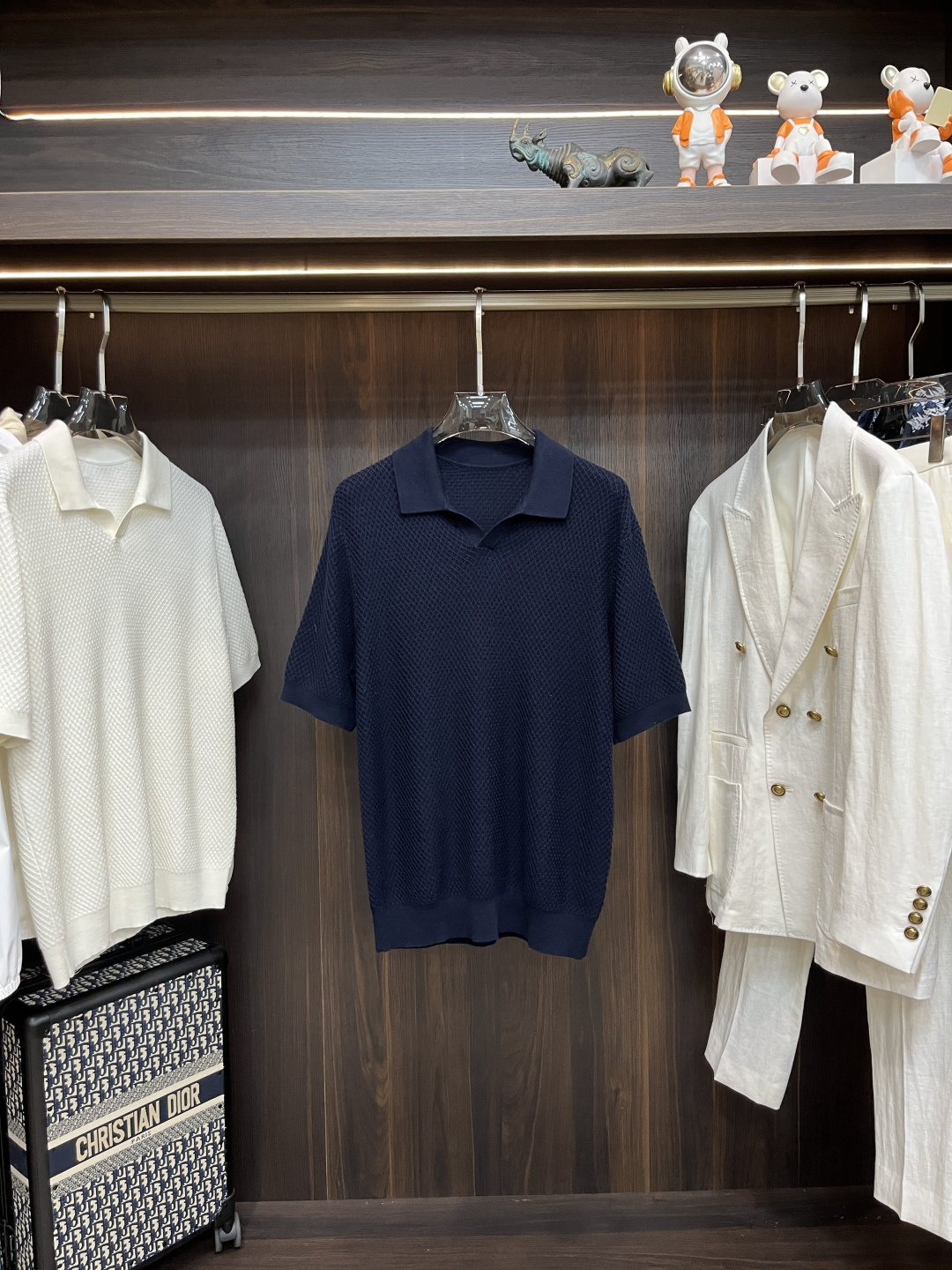 NO:455177,The main recommendation is Zegna's new pREMIUM COTTON cotton polo shirt. This one is made of Premium cotton yarn and is refined with only long cotton fibers. It has a V-neck design. It is very handsome on the upper body, and it has both toughness, softness and durability, which can give a luxurious texture to daily styling. Highly recommended!  Color off-white royal blue number 46 48 50 52 54,,miumiu,alexander wang19860909主推 Zegna 新款pREMIUM COTTON棉质polo衫,这款采用Premium 棉质纱线仅甄选长棉纤维精制而成,V领设计,上身非常帅气,且兼具强韧性、柔软性和耐用性,能够为日常造型赋予奢华质感.强烈推荐！ 颜色米白色 宝蓝色 码数46 48 50 52 54,,miumiu,alexander wang,Men's clothing