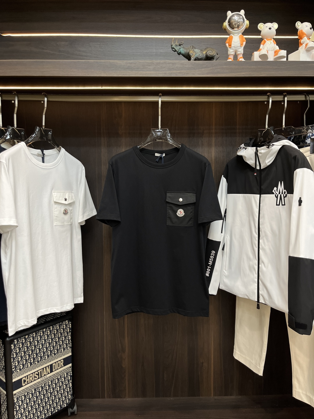 NO:455183,The main recommendation is Moncler 25 new pocket T-shirt. This one is made of soft cotton jersey fabric. The chest pocket is decorated with classic Mengjia logo patches. It is engraved with metal buckles. The style is unique and fashionable, and can be easily matched. It is the same as men and women. It is highly recommended!  Color royal blue black white Number of codes: S M L XL,,tees, t-shirt,alexander wang19860909主推 Moncler 25新款口袋式T恤,这款采用柔软棉质平纹针织面料制作而成,胸前口袋饰有经典蒙家标识贴片,配都刻字金属扣,款式独特时尚,可轻松搭配,男女同款,强烈推荐！ 颜色宝蓝色 黑色 白色 码数:S M L XL,,tees，t-shirt,alexander wang,Men's clothing