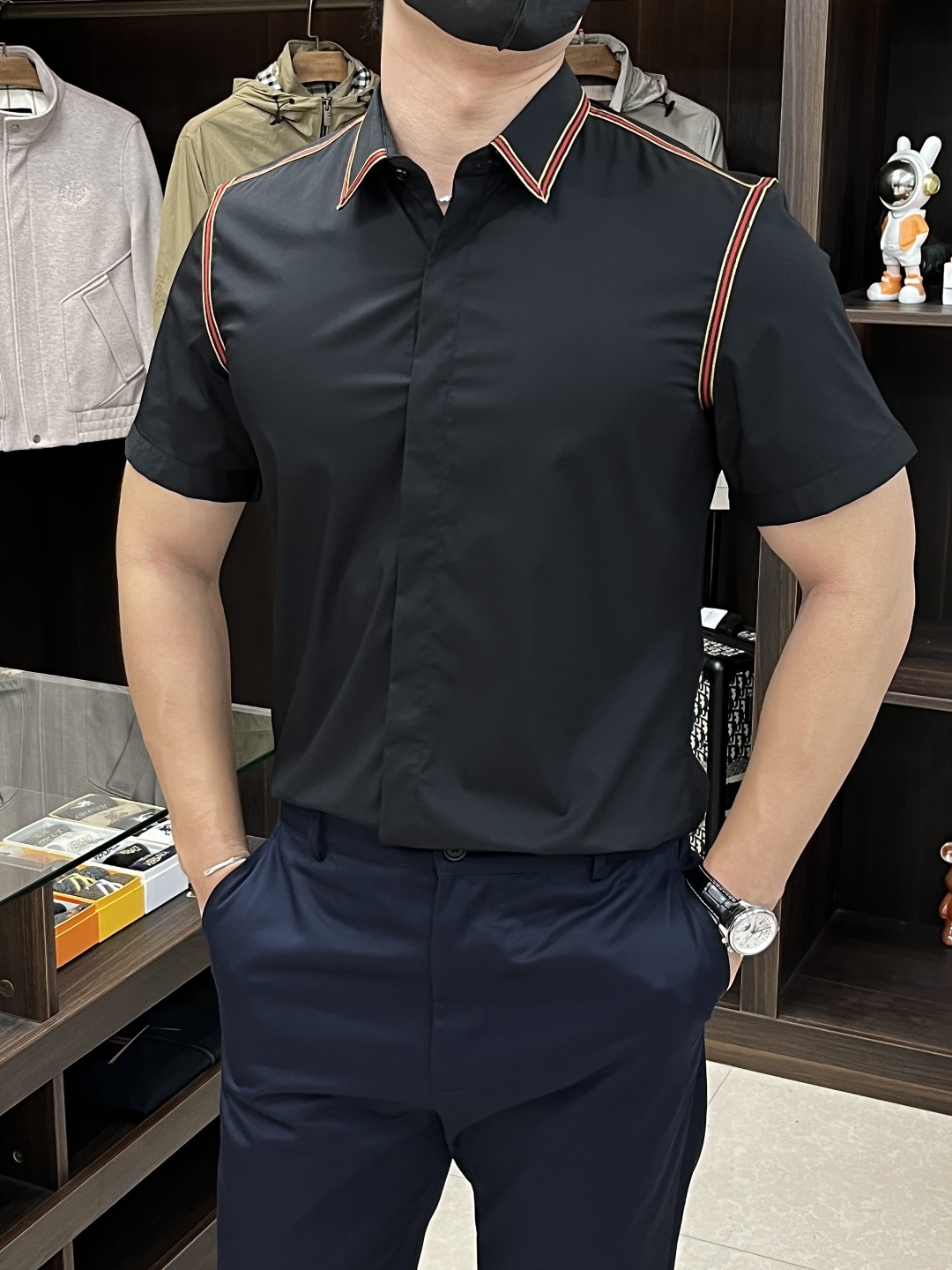 NO:455190,The latest Gucci counter Gucci men's must-have short-sleeved shirt, natural cotton, comfortable and breathable, original single product, original fabric, soft and comfortable, high-end and luxurious, enough style, this shirt is proud to make you satisfied and face! Size 38-40-42-44-46-48 New H2025 launch,,gucci,gucci,shirts,T-shirt,alexander wang19860909主推 Gucci 专柜最新款古驰男士必备款短袖衬衫,天然棉,舒服透气,原单狠货,原版面料,柔软舒适,上身高端又奢华,足够场面的档次,这款衬衫无不骄傲的让你满意有面子! 尺码38-40-42-44-46-48 H2025新款首发,,gucci,gucci,shirts,T-shirt,alexander wang,Men's clothing