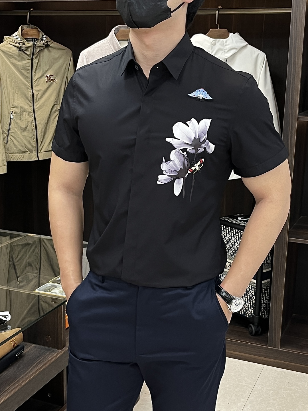 NO:455196,The latest Armani counter is the newest Armani men's must-have short-sleeved shirt, natural cotton, comfortable and breathable, original single product, original fabric, soft and comfortable, high-end and luxurious, enough to have a sufficient level of scene, this shirt is proud to make you satisfied and face! Size 38-40-42-44-46-48 New H2025 launch,,armani,armani,shirts,T-shirt,alexander wang19860909主推 Armani 专柜最新款阿玛尼男士必备款短袖衬衫,天然棉,舒服透气,原单狠货,原版面料,柔软舒适,上身高端又奢华,足够场面的档次,这款衬衫无不骄傲的让你满意有面子! 尺码38-40-42-44-46-48 H2025新款首发,,armani,armani,shirts,T-shirt,alexander wang,Men's clothing