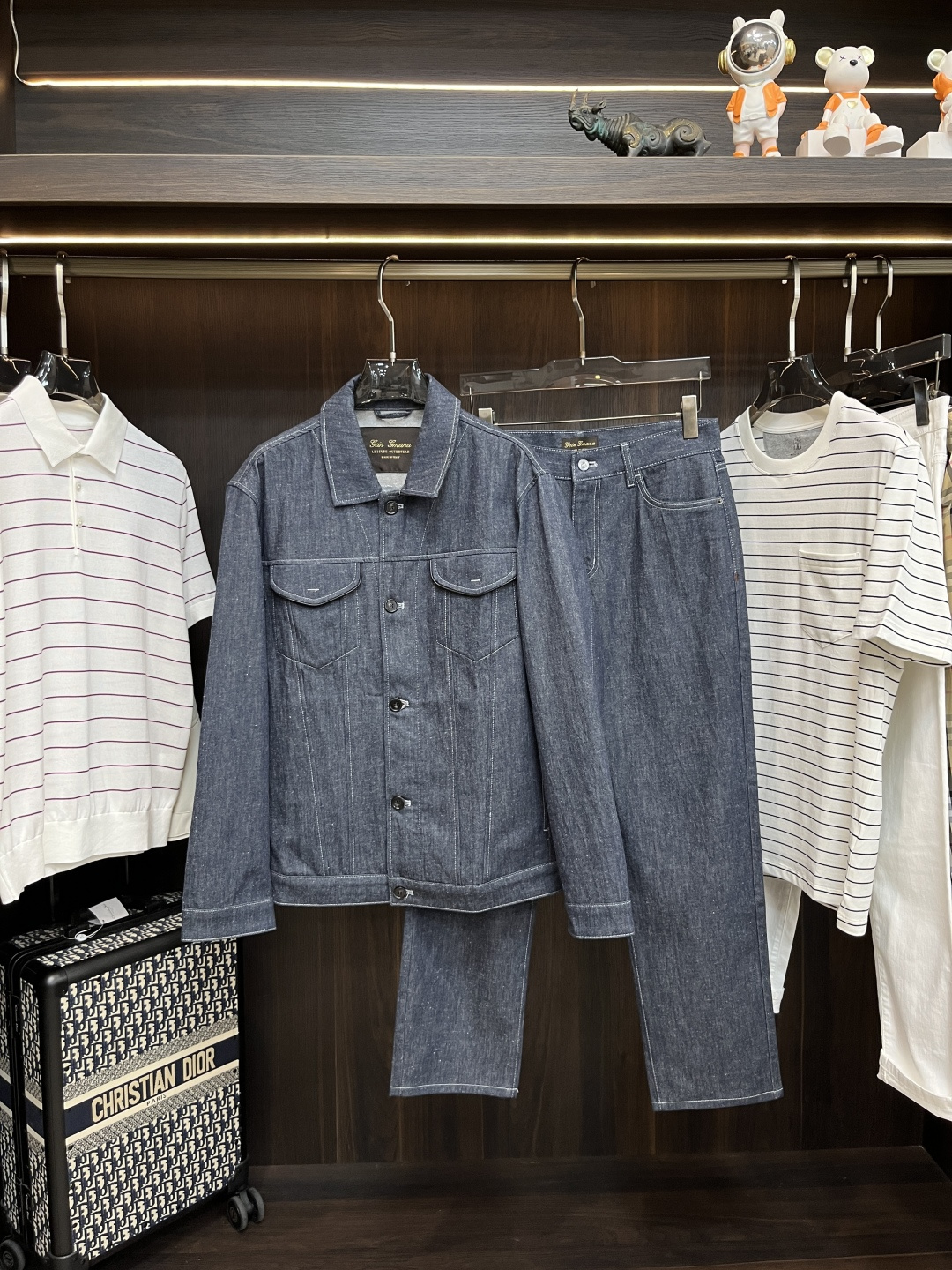 NO:455683,The main recommendation is the GUCCI 25 new loose-fit denim shirt. This is GUCC's new interpretation of denim clothing, adding charm to daily styles with implicit and restrained details. This loose-fitting shirt is ingeniously crafted by certified cotton denim fabric, with red and green webbing details embellished in the pockets, showing a unique style. It is more suitable for matching with the same jeans, highly recommended!  Denim top size 46 48 50 52 Jean size 30 31 32 33 34 36,,gucci,jeans,shirts,alexander wang19860909主推衣服 裤子 GUCCI 25新款宽松版型牛仔衬衫,这款是GUCC 焕新演绎丹宁服饰,以含蓄内敛的细节为日常造型平添魅力.这款宽松版型衬衫以认证棉质丹宁面料匠心打造,口袋处缀饰红绿织带细节,尽显别样风采.与同款牛仔裤搭配更配,强烈推荐！ 牛仔上衣尺码46 48 50 52 牛仔裤尺码30 31 32 33 34 36,,gucci,jeans,shirts,alexander wang,Men's clothing