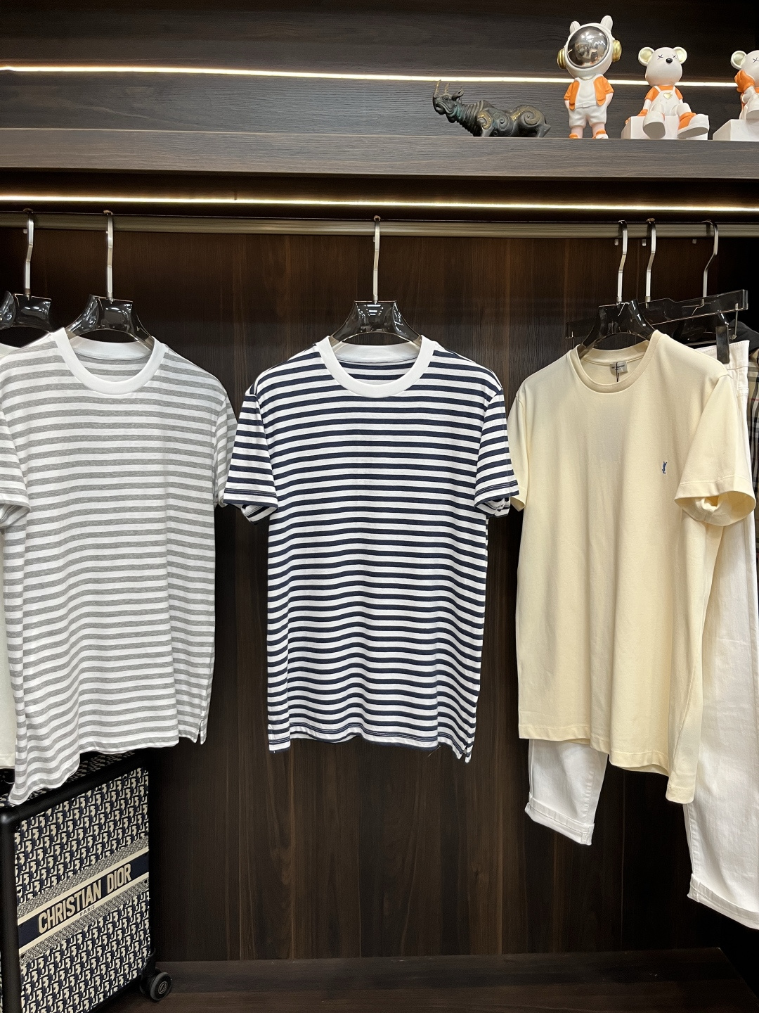 NO:455686,The main recommendation is the new striped round neck T-shirt with pinstripes, which is ideal for those who pursue casual and exquisiteness. It is made of cool and comfortable cotton jerseys and has been processed with special craftsmanship - the iconic craftsmanship of Loro Piana, which can bring a soft touch. Highly recommended!  Color blue dark gray gray code number S M L XL, loro piana,tees, t-shirt,alexander wang19860909主推 LSS新款条纹圆领T恤衫,这款T恤衫有细条纹,是追求休闲精致人士的理想之选.采用凉爽舒适的棉质平纹针织而成,并经过特殊工艺处理——即Loro Piana的标志性工艺,可带来柔软触感.强烈推荐！ 颜色蓝色 深灰 灰色 码数S M L XL,,loro piana,tees，t-shirt,alexander wang,Men's clothing
