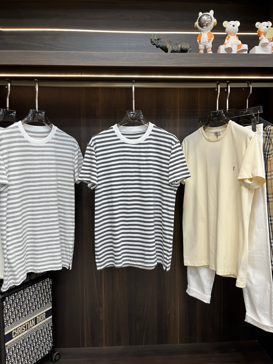 NO:455691,The main recommendation is the new striped round neck T-shirt with pinstripes, which is ideal for those who pursue casual and exquisiteness. It is made of cool and comfortable cotton jerseys and has been processed with special craftsmanship - the iconic craftsmanship of Loro Piana, which can bring a soft touch. Highly recommended!  Color blue dark gray gray code number S M L XL, loro piana,tees, t-shirt,alexander wang19860909主推 LSS新款条纹圆领T恤衫,这款T恤衫有细条纹,是追求休闲精致人士的理想之选.采用凉爽舒适的棉质平纹针织而成,并经过特殊工艺处理——即Loro Piana的标志性工艺,可带来柔软触感.强烈推荐！ 颜色蓝色 深灰 灰色 码数S M L XL,,loro piana,tees，t-shirt,alexander wang,Men's clothing