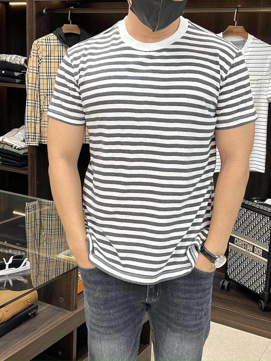 NO:501674,The main recommendation is the new striped round neck T-shirt with pinstripes, which is ideal for those who pursue casual and exquisiteness. It is made of cool and comfortable cotton jerseys and has been processed with special craftsmanship - the iconic craftsmanship of Loro Piana, which can bring a soft touch. Highly recommended!  Color blue dark gray gray code number S M L XL, loro piana,tees, t-shirt,alexander wang19860909主推 LSS新款条纹圆领T恤衫,这款T恤衫有细条纹,是追求休闲精致人士的理想之选.采用凉爽舒适的棉质平纹针织而成,并经过特殊工艺处理——即Loro Piana的标志性工艺,可带来柔软触感.强烈推荐！ 颜色蓝色 深灰 灰色 码数S M L XL,,loro piana,tees，t-shirt,alexander wang,Men's clothing