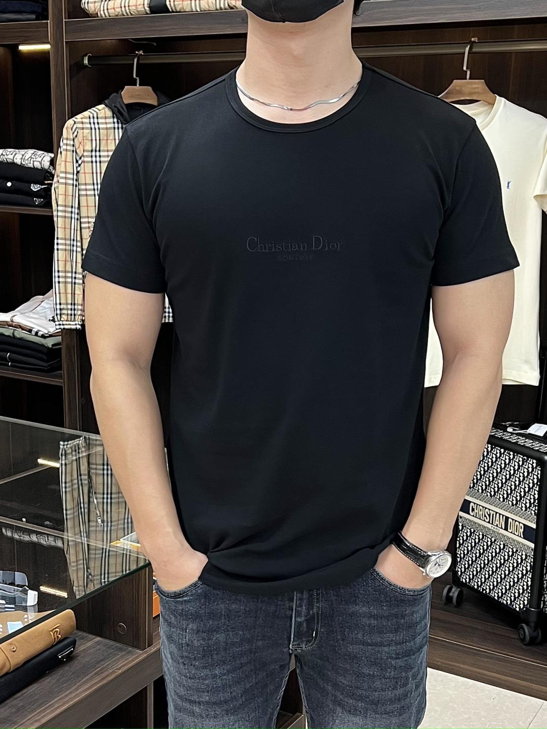 NO:501681,The main recommendation is Dior 25 new cotton beaded floor cloth Christian Dior Couture embroidered T-shirt. This Christian Dior Couture T-shirt is a new product in the autumn men's clothing series of 2025, highlighting the classic Dior logo. It is carefully crafted with black cotton beaded floor cloth, and the chest is decorated with Christian Dior Couture embroidery. The classic silhouette can be easily matched with various jeans. Highly recommended!  S M L XL,,dior,jeans,tees,t-shirt,alexander wang19860909主推 Dior 25新款棉质珠地布Christian Dior Couture 刺绣T恤衫,这款 Christian Dior CoutureT恤是二零二五秋季男装系列新品,彰显 Dior 经典标识.采用黑色棉质珠地布精心制作,胸前饰以Christian Dior Couture刺绣.经典廓形,可与各式牛仔裤轻松搭配.强烈推荐！ 码数S M L XL,,dior,jeans,tees，t-shirt,alexander wang,Men's clothing