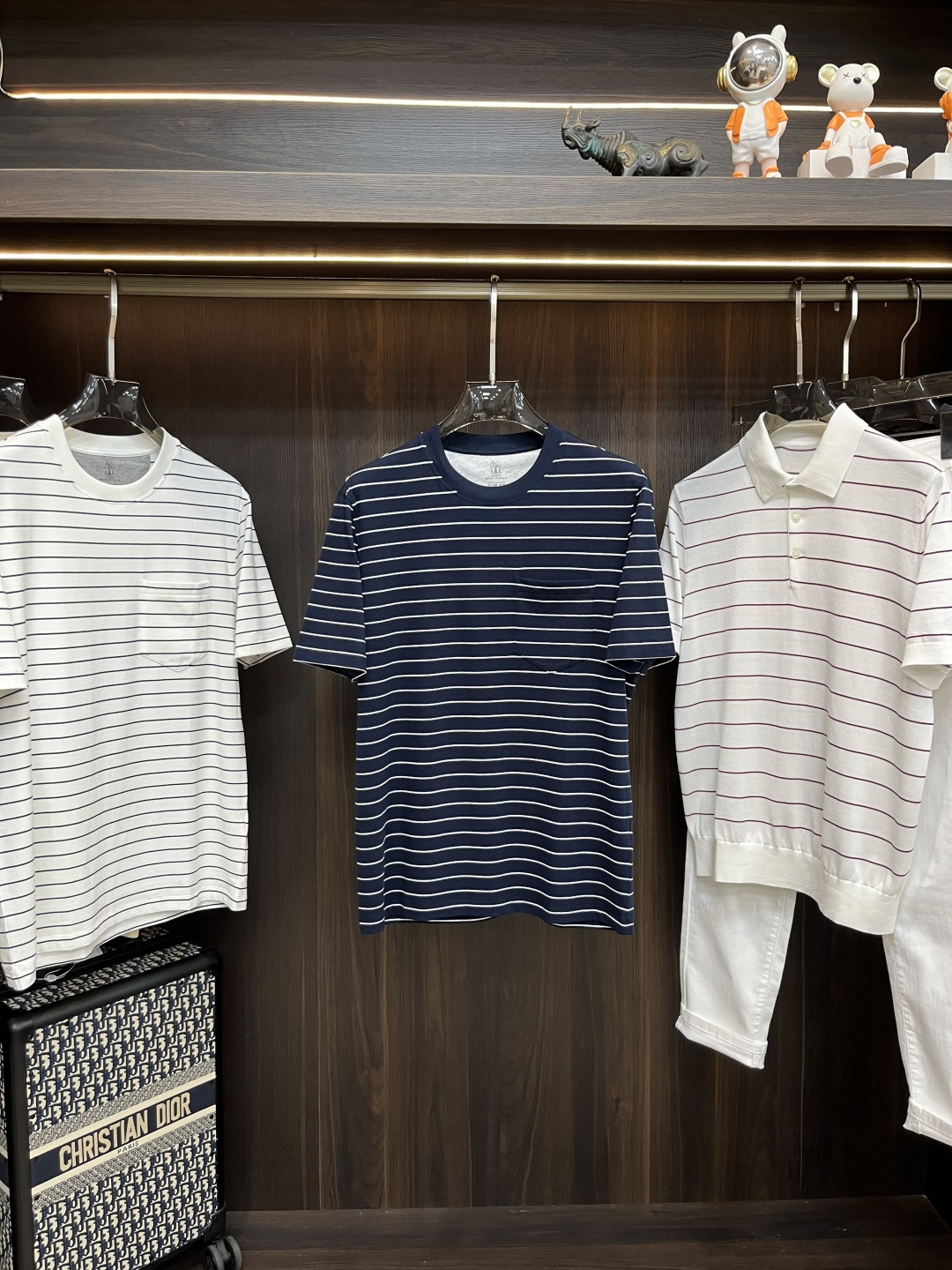 NO:455698,It mainly recommends the new striped T-shirt of BC 25SS. This fabric uses striped patterns in seasonal tones, which cleverly balances the lightness and delicateness of cotton and the luster of silk fibers. Round neck design, regular comfortable version, and small pockets on the chest. Highly recommended!  Color white dark gray royal blue light gray S M L XL,,tees, t-shirt,alexander wang19860909主推 BC 25SS新款条纹T恤衫,这款面料选用当季色调的条纹图案,在棉质的轻盈细腻感与丝质纤维的光泽感之间实现巧妙平衡.圆领设计,常规舒适版型,胸前配有小口袋.强烈推荐！ 颜色白色 深灰色 宝蓝色 浅灰 码数S M L XL,,tees，t-shirt,alexander wang,Men's clothing