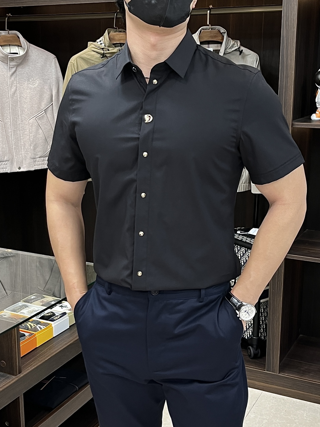 NO:470995,The main products are constantly being sold for Dior. The latest men's must-have short-sleeved shirt, natural cotton, comfortable and breathable, original single product, original fabric, soft and comfortable, high-end and luxurious, enough to have a sufficient level of scene, this shirt is proud to make you satisfied and face! Size 38-40-42-44-46-48 New H2025 model first release,,dior,dior,shirts,T-shirt,alexander wang19860909主推不断货,可卖到明年 Dior 迪奥 专柜最新款男士必备款短袖衬衫,天然棉,舒服透气,原单狠货,原版面料,柔软舒适,上身高端又奢华,足够场面的档次,这款衬衫无不骄傲的让你满意有面子! 尺码38-40-42-44-46-48 H2025新款首发,,dior,dior,shirts,T-shirt,alexander wang,Men's clothing