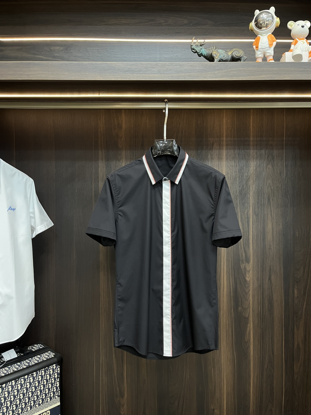 NO:455707,The main products are constantly being sold for Dior. The latest men's must-have short-sleeved shirt, natural cotton, comfortable and breathable, original single product, original fabric, soft and comfortable, high-end and luxurious, enough to have a sufficient level of scene, this shirt is proud to make you satisfied and face! Size 38-40-42-44-46-48 New H2025 model first release,,dior,dior,shirts,T-shirt,alexander wang19860909主推不断货,可卖到明年 Dior 迪奥 专柜最新款男士必备款短袖衬衫,天然棉,舒服透气,原单狠货,原版面料,柔软舒适,上身高端又奢华,足够场面的档次,这款衬衫无不骄傲的让你满意有面子! 尺码38-40-42-44-46-48 H2025新款首发,,dior,dior,shirts,T-shirt,alexander wang,Men's clothing