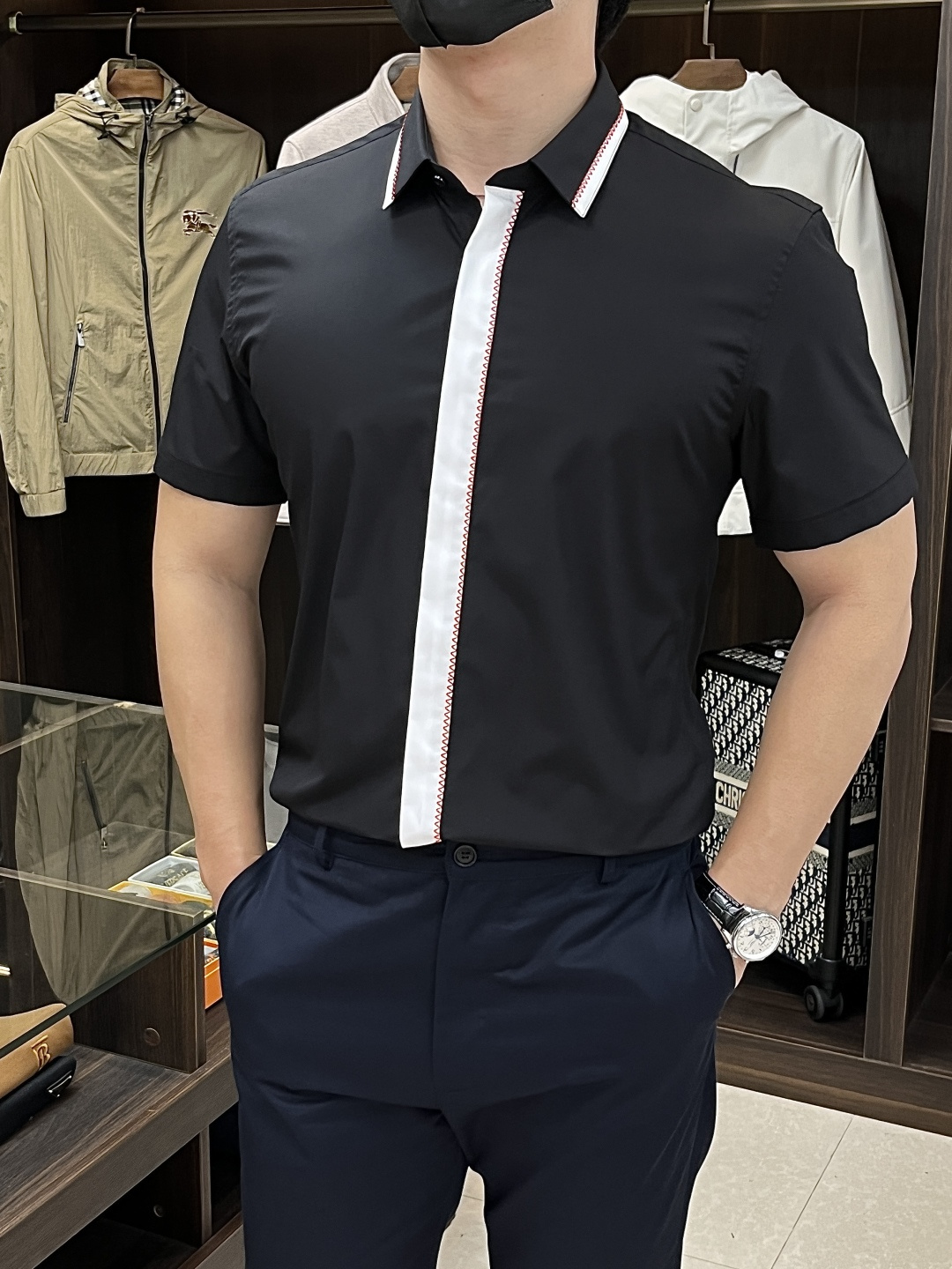 NO:464548,The main products are constantly being sold for Dior. The latest men's must-have short-sleeved shirt, natural cotton, comfortable and breathable, original single product, original fabric, soft and comfortable, high-end and luxurious, enough to have a sufficient level of scene, this shirt is proud to make you satisfied and face! Size 38-40-42-44-46-48 New H2025 model first release,,dior,dior,shirts,T-shirt,alexander wang19860909主推不断货,可卖到明年 Dior 迪奥 专柜最新款男士必备款短袖衬衫,天然棉,舒服透气,原单狠货,原版面料,柔软舒适,上身高端又奢华,足够场面的档次,这款衬衫无不骄傲的让你满意有面子! 尺码38-40-42-44-46-48 H2025新款首发,,dior,dior,shirts,T-shirt,alexander wang,Men's clothing