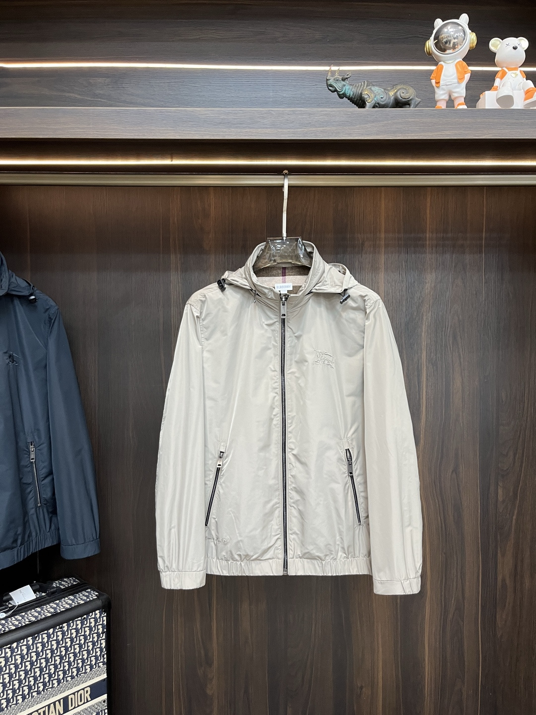 NO:455669,The main recommendation Burberry 2025ss early autumn new style released Burberry hooded jacket jacket, the hat can be hidden on the collar, war horse embroidery, autumn hot jacket, it is comfortable and slim, lazy and casual, combined with clean and simple colors, it is particularly pleasing to look at, suitable for daily wear~ I love to launch sports items embroidered with vitality prints to welcome the arrival of the warm season. Size M-3XL is complete with three standards, shipped the next day, the new H2025 model is first released, burberry, burberry, jackets & coats, jackets & coats, hats, alexander wang19860909主推 Burberry 2025ss早秋新款发布巴宝莉连帽夹克外套,帽子可隐藏在领子,战马刺绣、秋季爆款外套,穿上就是舒适自在又显瘦的存在,慵懒而随性,结合干净简单的色系就特别耐看,适合日常穿着~倾情推出缀饰活力印花的运动单品,迎接温暖季节的到来. 尺码M-3XL 三标齐全 隔天出货 H2025新款首发,,burberry,burberry,jackets & coats,jackets & coats,hats,alexander wang,Men's clothing