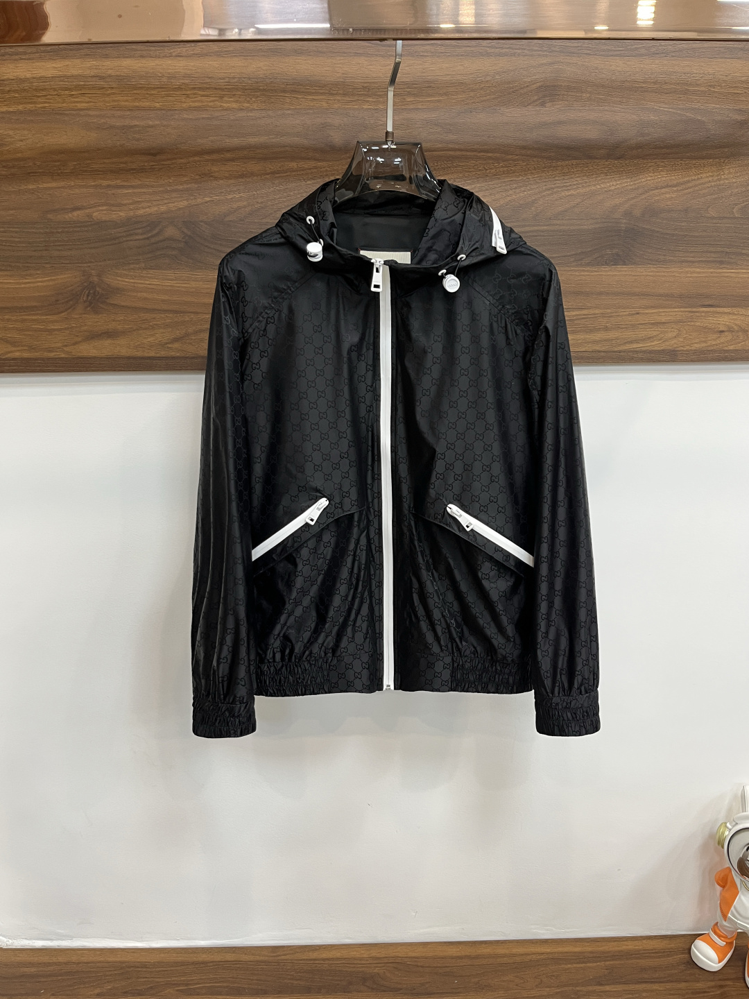 NO:464552,The main recommendation Gucci 2025ss early autumn new model released Gucci hooded jacket, double GG letter jacquard fabric, autumn hot jacket, comfortable and slim when worn, lazy and casual, combined with clean and simple colors, it is particularly durable and suitable for daily wear~ I love to launch sports items embellished with vitality prints!  Size M-3XL, complete three standards, shipped the next day, new H2025 model first release, gucci, gucci, jackets & coats, jackets & coats, hats, alexander wang19860909主推 Gucci 2025ss早秋新款发布古驰连帽夹克外套,双GG字母提花面料,秋季爆款外套,穿上就是舒适自在又显瘦的存在,慵懒而随性,结合干净简单的色系就特别耐看,适合日常穿着~倾情推出缀饰活力印花的运动单品！ 尺码M-3XL 三标齐全 隔天出货 H2025新款首发,,gucci,gucci,jackets & coats,jackets & coats,hats,alexander wang,Men's clothing