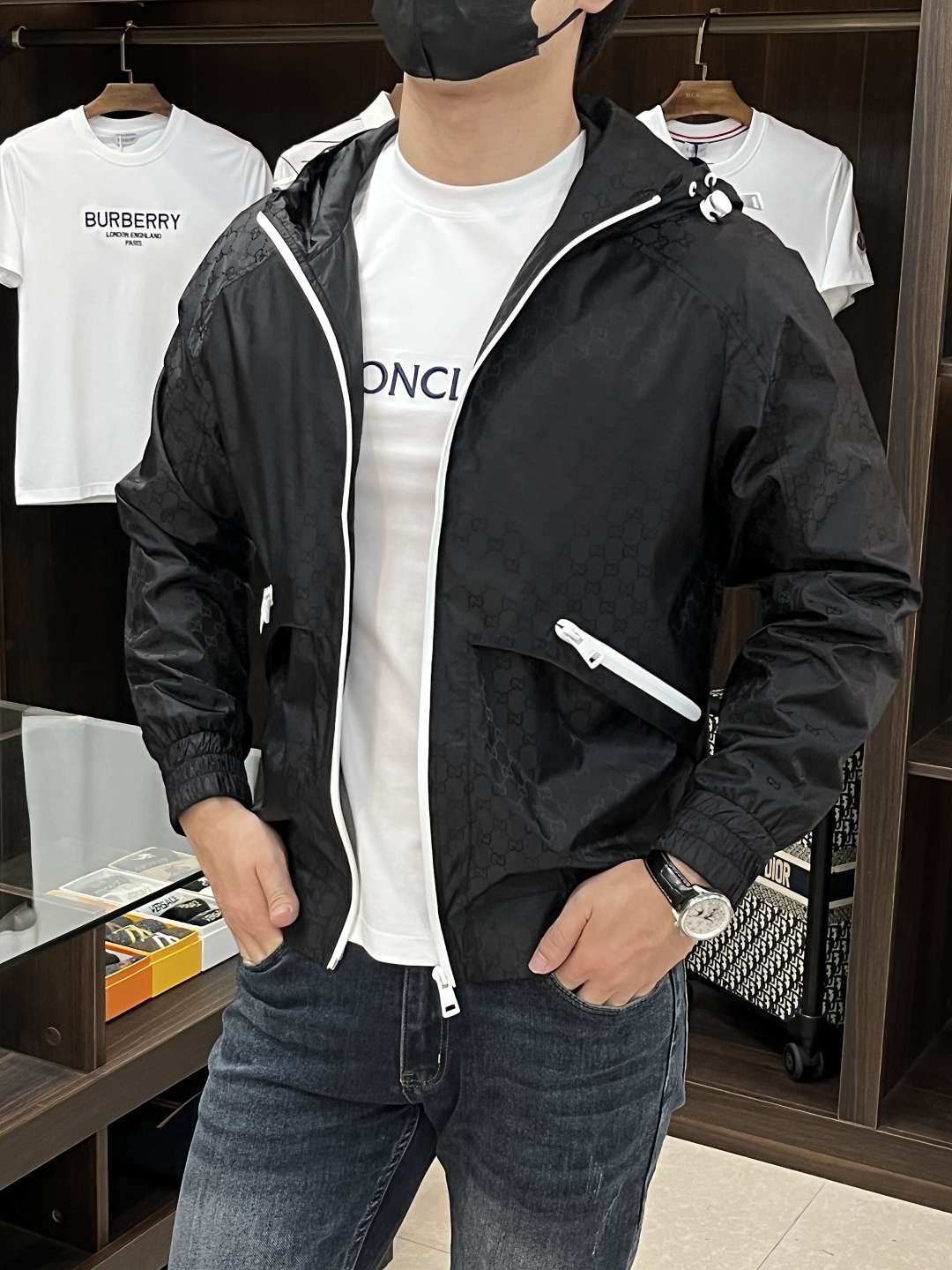 NO:468240,The main recommendation Gucci 2025ss early autumn new model released Gucci hooded jacket, double GG letter jacquard fabric, autumn hot jacket, comfortable and slim when worn, lazy and casual, combined with clean and simple colors, it is particularly durable and suitable for daily wear~ I love to launch sports items embellished with vitality prints!  Size M-3XL, complete three standards, shipped the next day, new H2025 model first release, gucci, gucci, jackets & coats, jackets & coats, hats, alexander wang19860909主推 Gucci 2025ss早秋新款发布古驰连帽夹克外套,双GG字母提花面料,秋季爆款外套,穿上就是舒适自在又显瘦的存在,慵懒而随性,结合干净简单的色系就特别耐看,适合日常穿着~倾情推出缀饰活力印花的运动单品！ 尺码M-3XL 三标齐全 隔天出货 H2025新款首发,,gucci,gucci,jackets & coats,jackets & coats,hats,alexander wang,Men's clothing