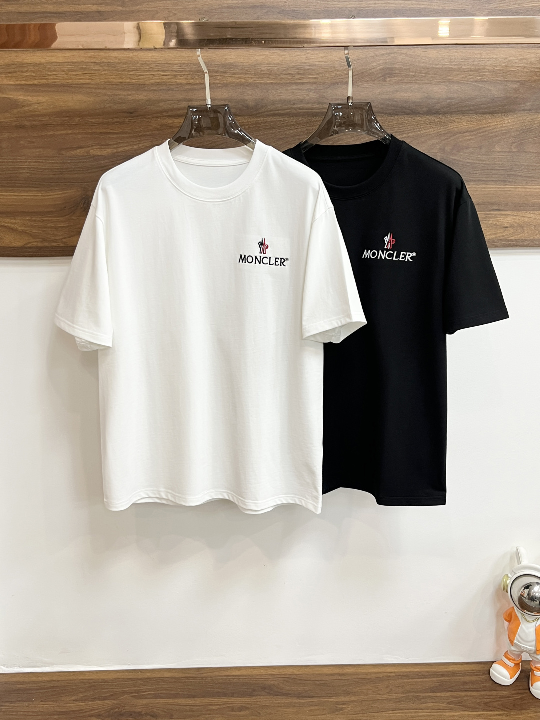 NO:457137,The continuous product series must be promoted in July. Moncler is exclusively designed for new autumn masked fashion casual round neck short sleeves, high-density 320g pure cotton fabric, high-end needle embroidery, high-end European version original single T-shirt, trendy and fashionable casual half-sleeved, breathable and comfortable, impeccable details, brand element design concept, reflecting high quality. It presents casual cut, and the upper body style is superb!  Code Number M-3XL H2025 new model first release, Moncler, T-shirt,tees, t-shirt,alexander wang19860909不断货系列七月必须 主推 Moncler 独家专供秋季新款蒙口时尚休闲圆领短袖,高密度320克纯棉面料,高级密针刺绣、高端欧版原单T恤,潮流时尚休闲半袖 透气舒适度高,细节无可挑剔,品牌元素设计理念,体现高品质.呈现休闲裁剪,上身版型超赞！码数M-3XL H2025新款首发,,Moncler,T-shirt,tees，t-shirt,alexander wang,Men's clothing