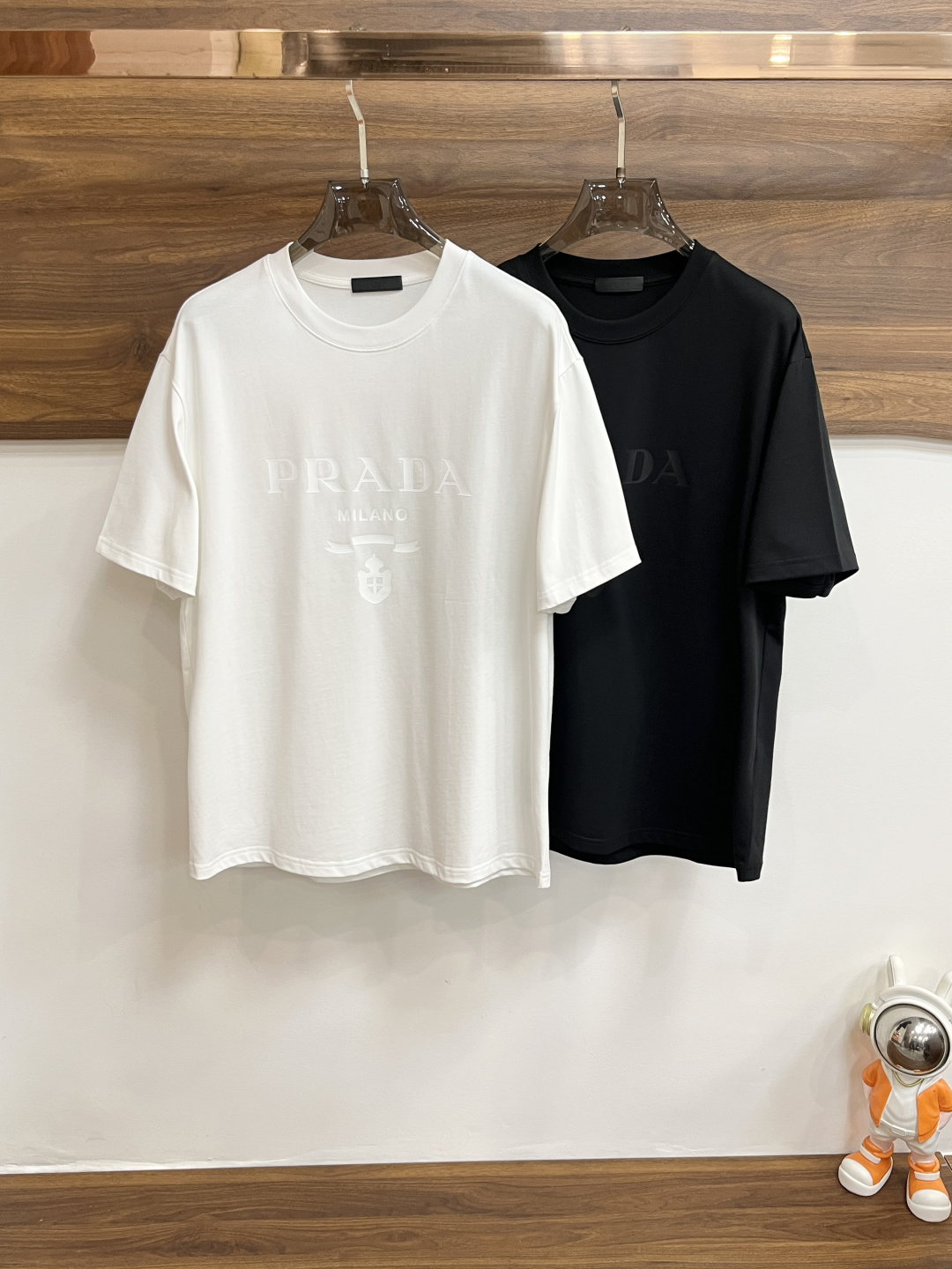 NO:457143,The continuous product series must be promoted in July. Prada is exclusively designed for the new autumn Prada fashion casual round neck short sleeves, high-density 320 grams pure cotton fabric, high-end needle embroidery, high-end European version original single T-shirt, trendy and fashionable casual half-sleeved, breathable and comfortable, impeccable details, brand element design concept, reflecting high quality. It presents casual cut, and the upper body style is superb!  Code Number M-3XL H2025 new model first release, prada, prada, T-shirt, tees, t-shirt, alexander wang19860909不断货系列七月必须 主推 Prada 独家专供秋季新款普拉达时尚休闲圆领短袖,高密度320克纯棉面料,高级密针刺绣、高端欧版原单T恤,潮流时尚休闲半袖 透气舒适度高,细节无可挑剔,品牌元素设计理念,体现高品质.呈现休闲裁剪,上身版型超赞！码数M-3XL H2025新款首发,,prada,prada,T-shirt,tees，t-shirt,alexander wang,Men's clothing