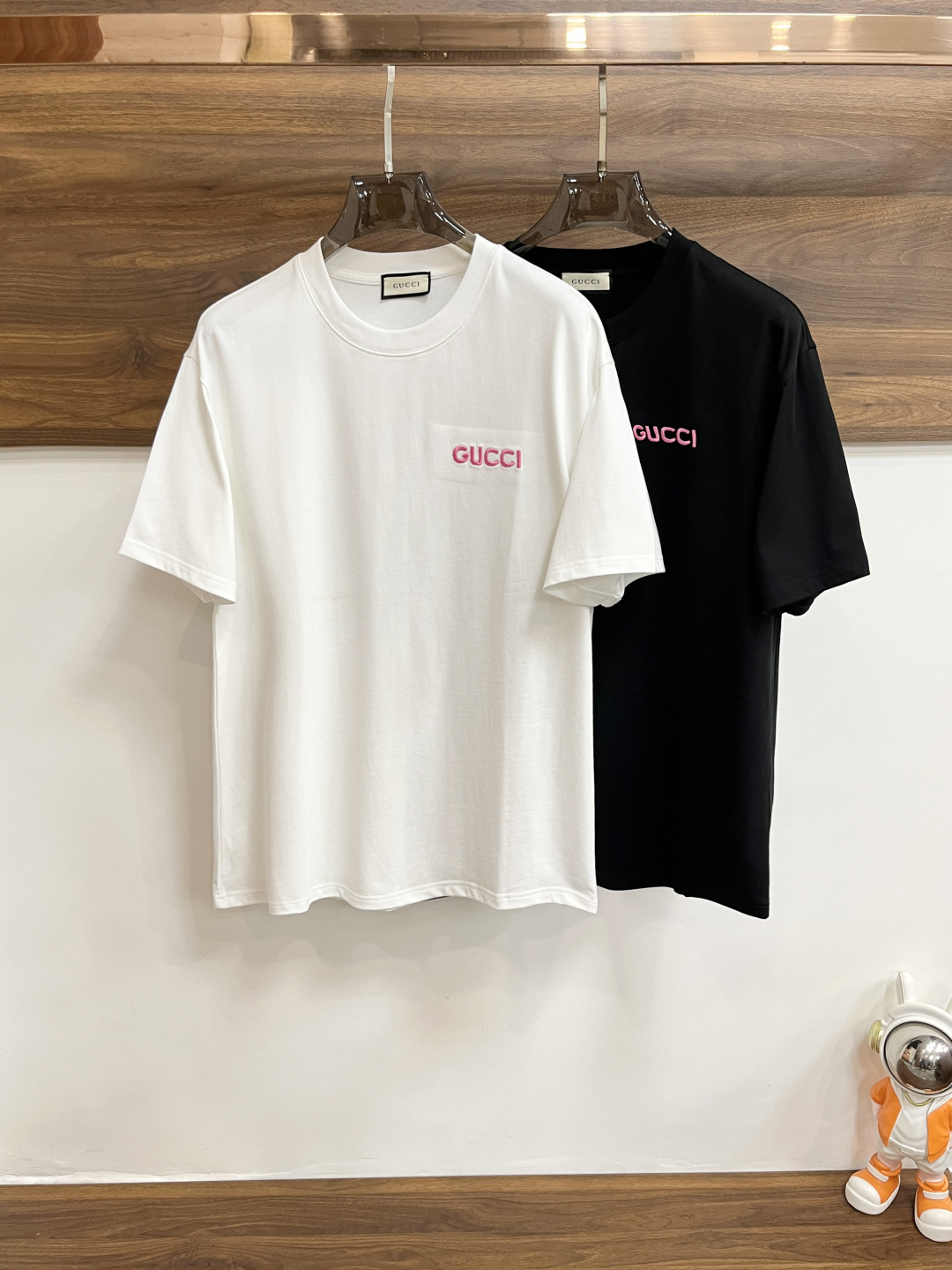 NO:457149,The continuous product series must be recommended in July. Gucci is exclusively designed for the new autumn Gucci fashion casual round neck short sleeves, high-density 320 grams pure cotton fabric, high-end needle embroidery, high-end European version original single T-shirt, trendy and fashionable casual half-sleeved, breathable and comfortable, impeccable details, brand element design concept, reflecting high quality. It presents casual cut, and the upper body style is superb!  Code Number M-3XL H2025 new model first release, gucci, gucci, T-shirt, tees, t-shirt, alexander wang19860909不断货系列七月必须 主推 Gucci 独家专供秋季新款古驰时尚休闲圆领短袖,高密度320克纯棉面料,高级密针刺绣、高端欧版原单T恤,潮流时尚休闲半袖 透气舒适度高,细节无可挑剔,品牌元素设计理念,体现高品质.呈现休闲裁剪,上身版型超赞！码数M-3XL H2025新款首发,,gucci,gucci,T-shirt,tees，t-shirt,alexander wang,Men's clothing