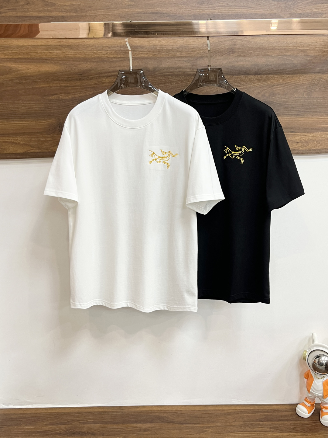 NO:457155,The continuous product series must be promoted in July. Archaeopteryx exclusively for new autumn fashion casual round neck short sleeves, high-density 320g pure cotton fabric, high-end needle embroidery, high-end European version original single T-shirt, trendy and fashionable casual half-sleeved, high breathable and comfortable, impeccable details, brand element design concept, reflecting high quality. It presents casual cut, and the upper body style is superb!  Code Number M-3XL H2025 new model first release, arc'teryx, T-shirt,tees, t-shirt,alexander wang19860909不断货系列七月必须 主推 始祖鸟 独家专供秋季新款时尚休闲圆领短袖,高密度320克纯棉面料,高级密针刺绣、高端欧版原单T恤,潮流时尚休闲半袖 透气舒适度高,细节无可挑剔,品牌元素设计理念,体现高品质.呈现休闲裁剪,上身版型超赞！码数M-3XL H2025新款首发,arc'teryx,T-shirt,tees，t-shirt,alexander wang,Men's clothing