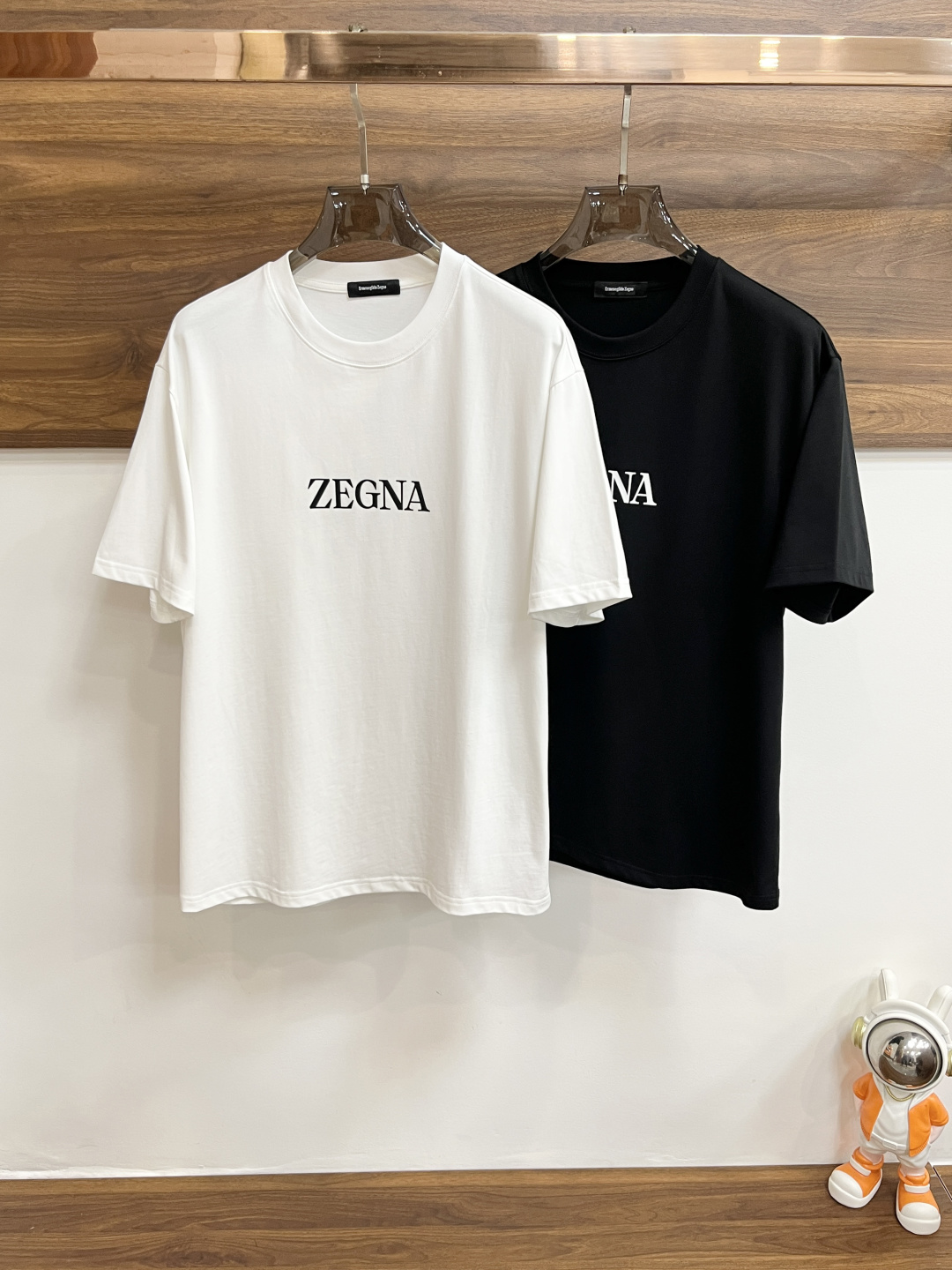 NO:457111,The continuous product series must be promoted in July. Zegna exclusively offers the new autumn Zegna fashion casual round neck short sleeves, high-density 320g pure cotton fabric, high-end needle embroidery, high-end European version original single T-shirt, trendy and fashionable casual half-sleeved, breathable and comfortable, impeccable details, brand element design concept, reflecting high quality. It presents casual cut, and the upper body style is superb!  Code Number M-3XL H2025 new model first release, zegna, T-shirt,tees, t-shirt,alexander wang19860909不断货系列七月必须 主推 Zegna 独家专供秋季新款杰尼亚时尚休闲圆领短袖,高密度320克纯棉面料,高级密针刺绣、高端欧版原单T恤,潮流时尚休闲半袖 透气舒适度高,细节无可挑剔,品牌元素设计理念,体现高品质.呈现休闲裁剪,上身版型超赞！码数M-3XL H2025新款首发,,zegna,T-shirt,tees，t-shirt,alexander wang,Men's clothing